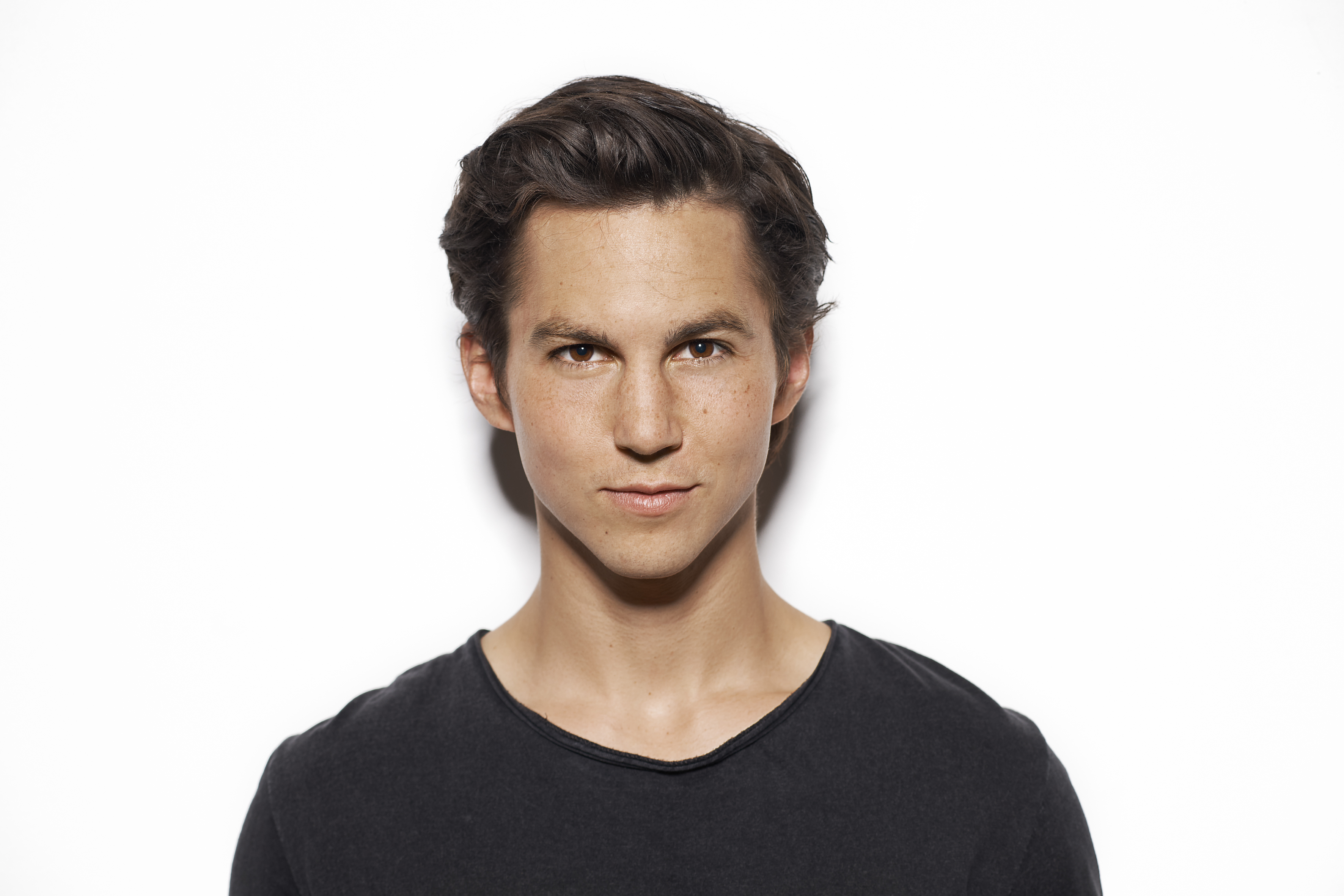 actor Tim Oliver Schultz large photo