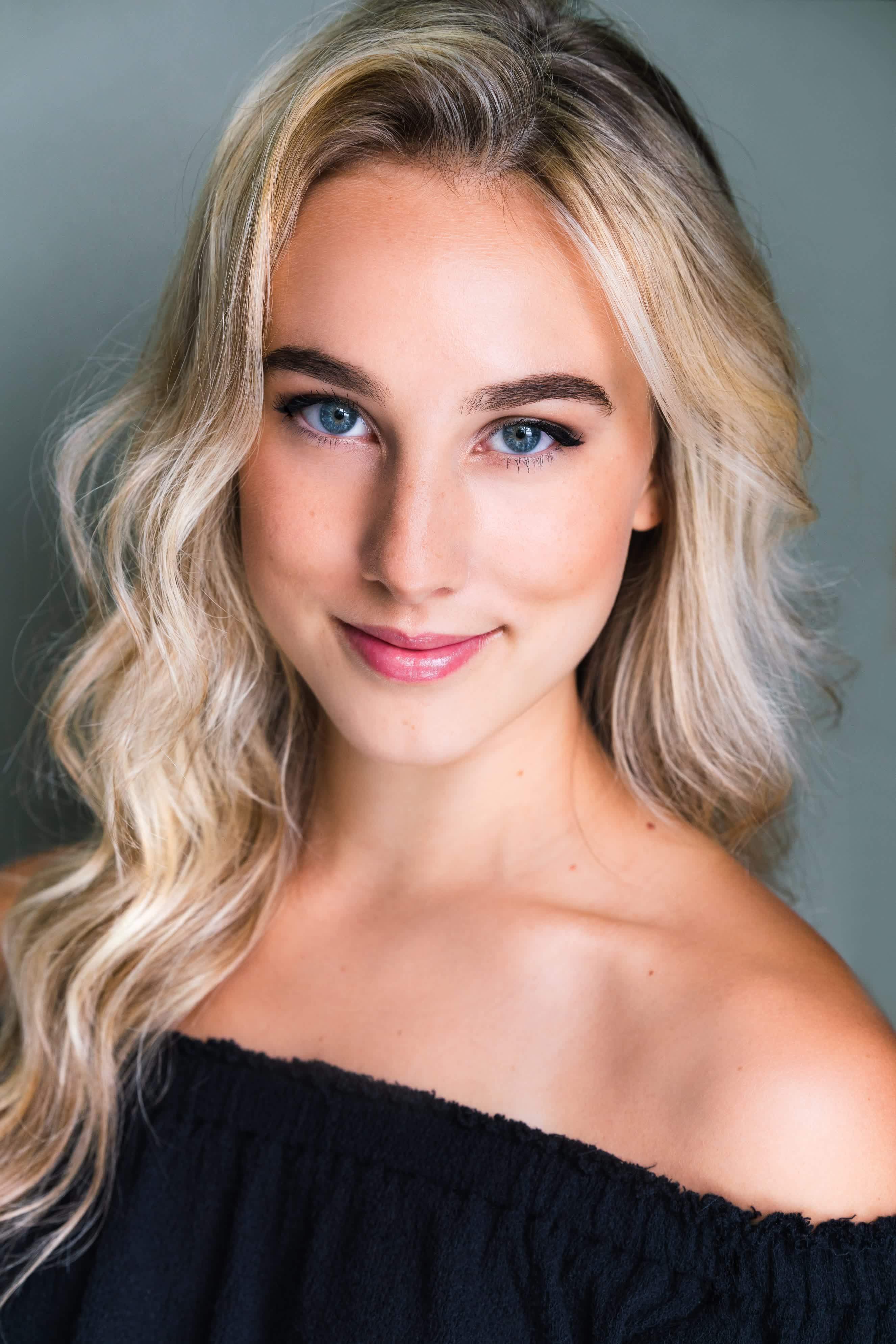 actor Sarah Helbringer large photo