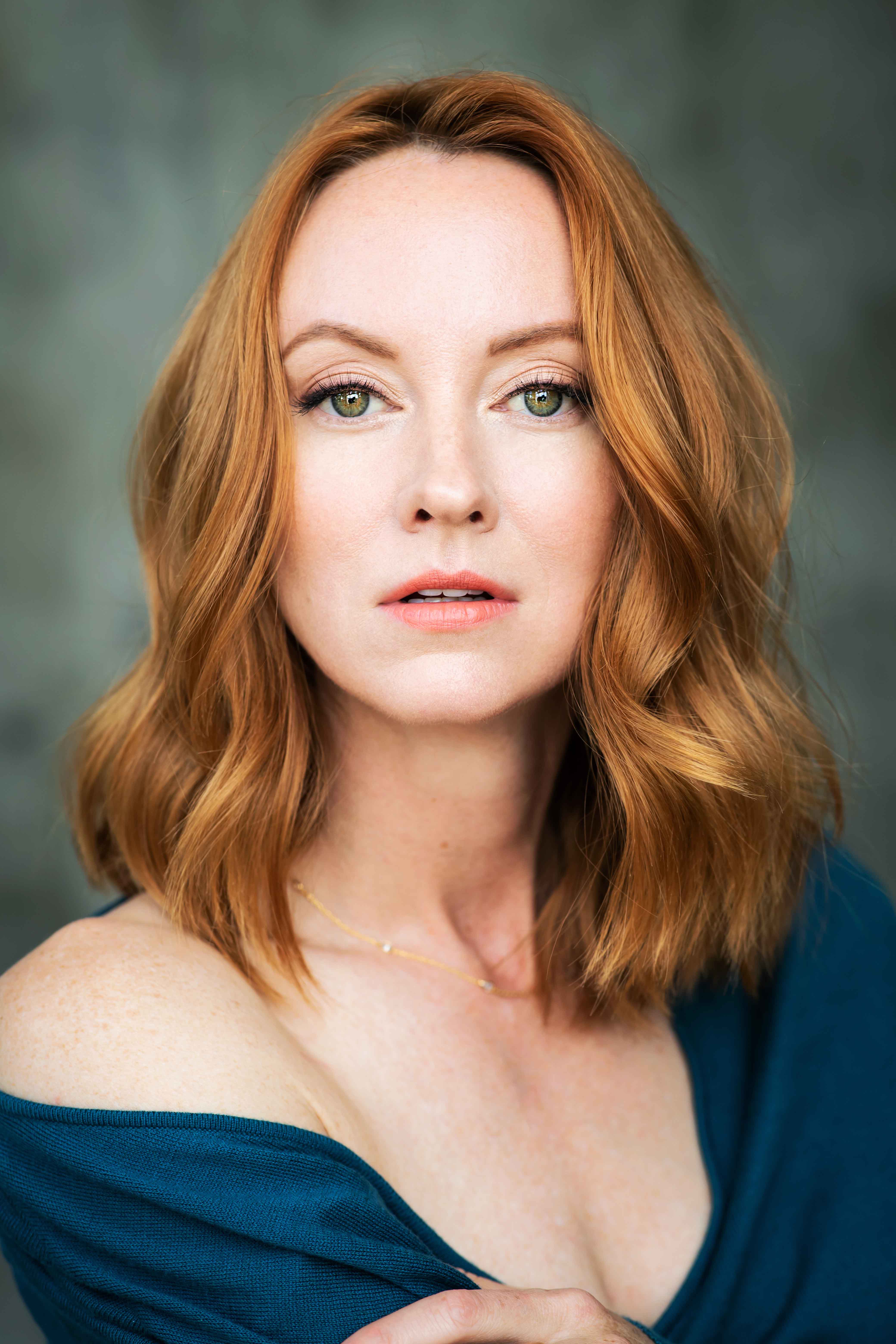 actor Fiona Vroom large photo