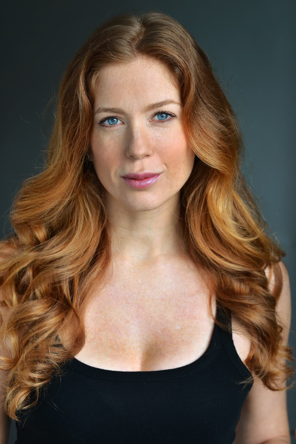 actor Sarah Lindsay large photo