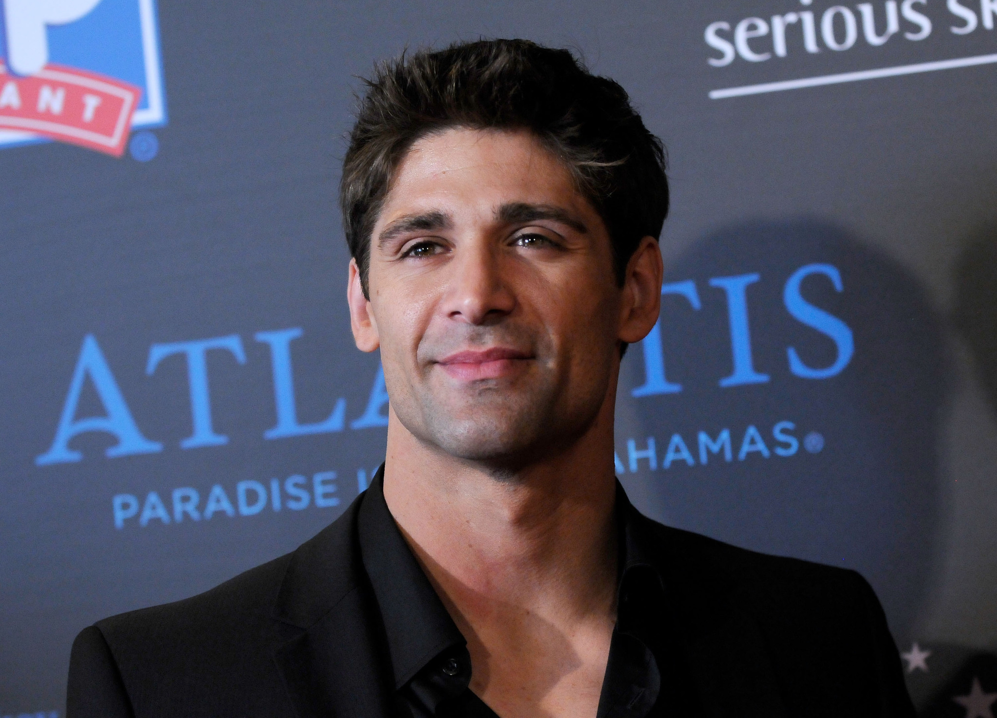 actor Bren Foster large photo