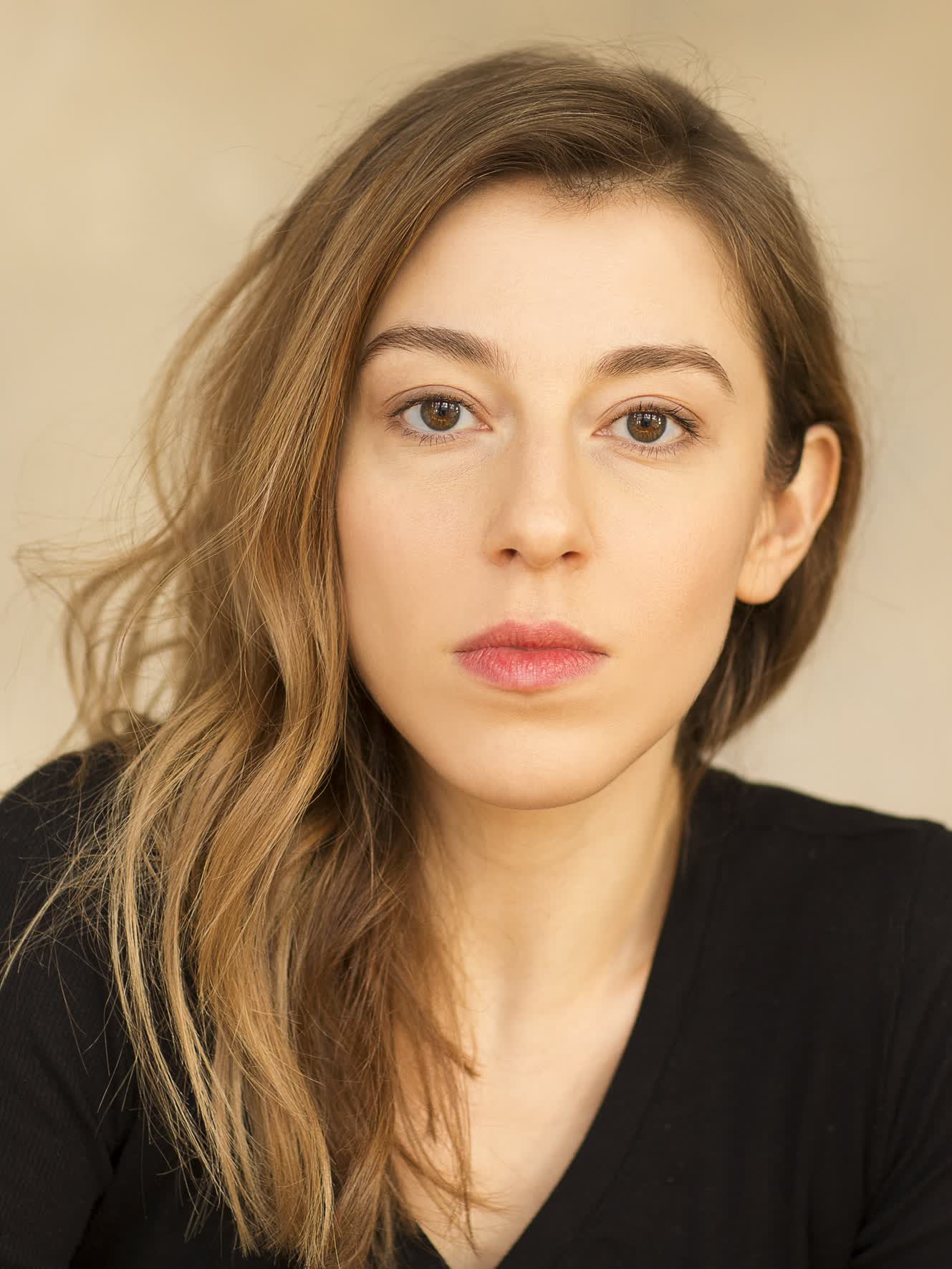 actor Larisa Faber large photo