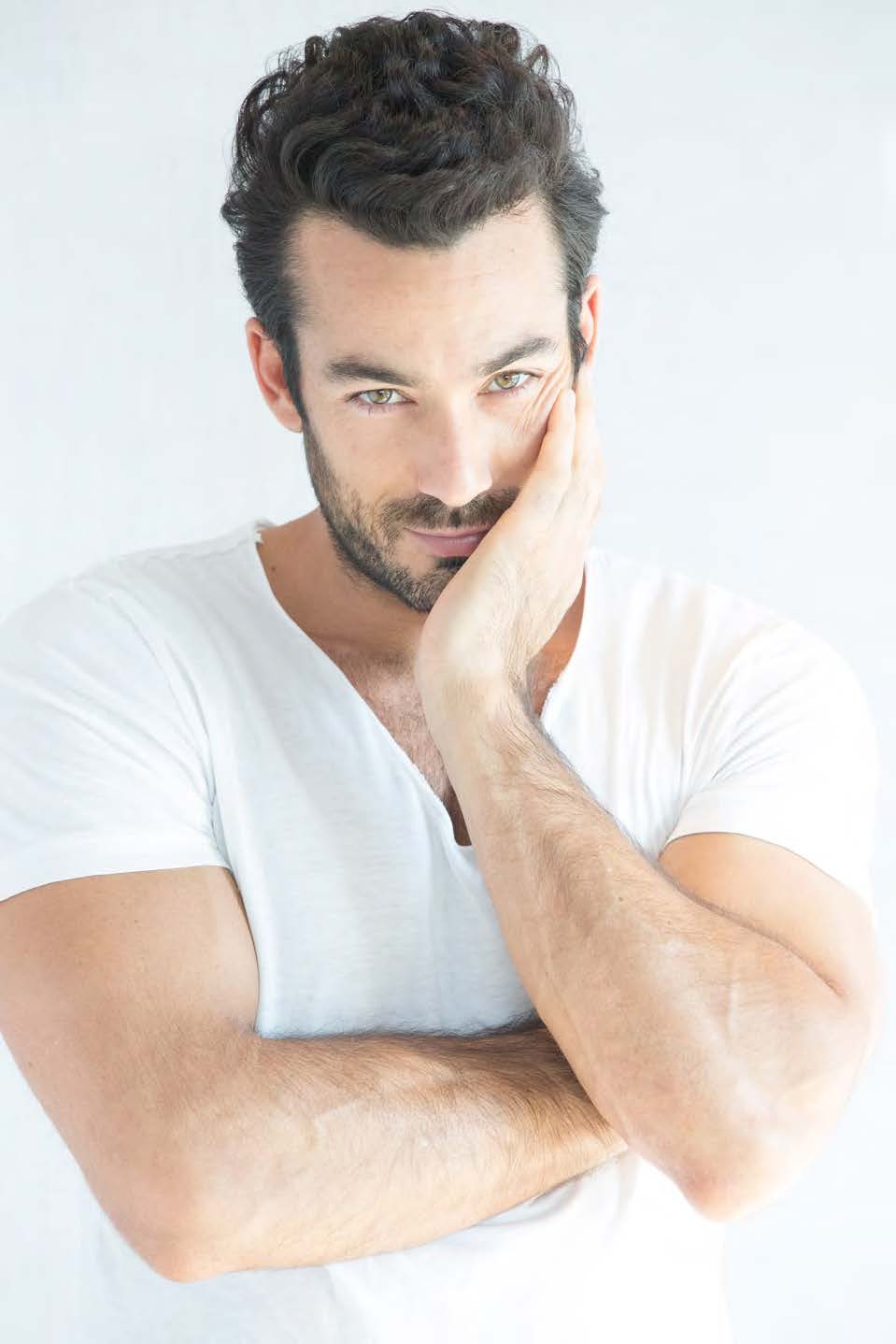 actor Aarón Díaz large photo