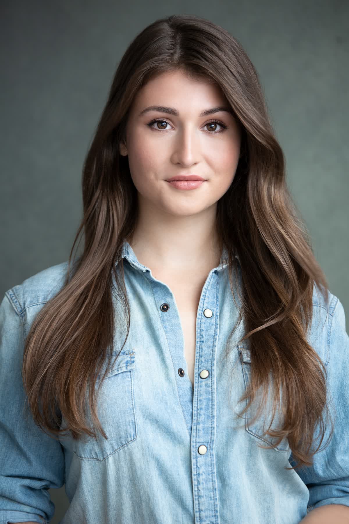 actor Hannah Vandenbygaart large photo