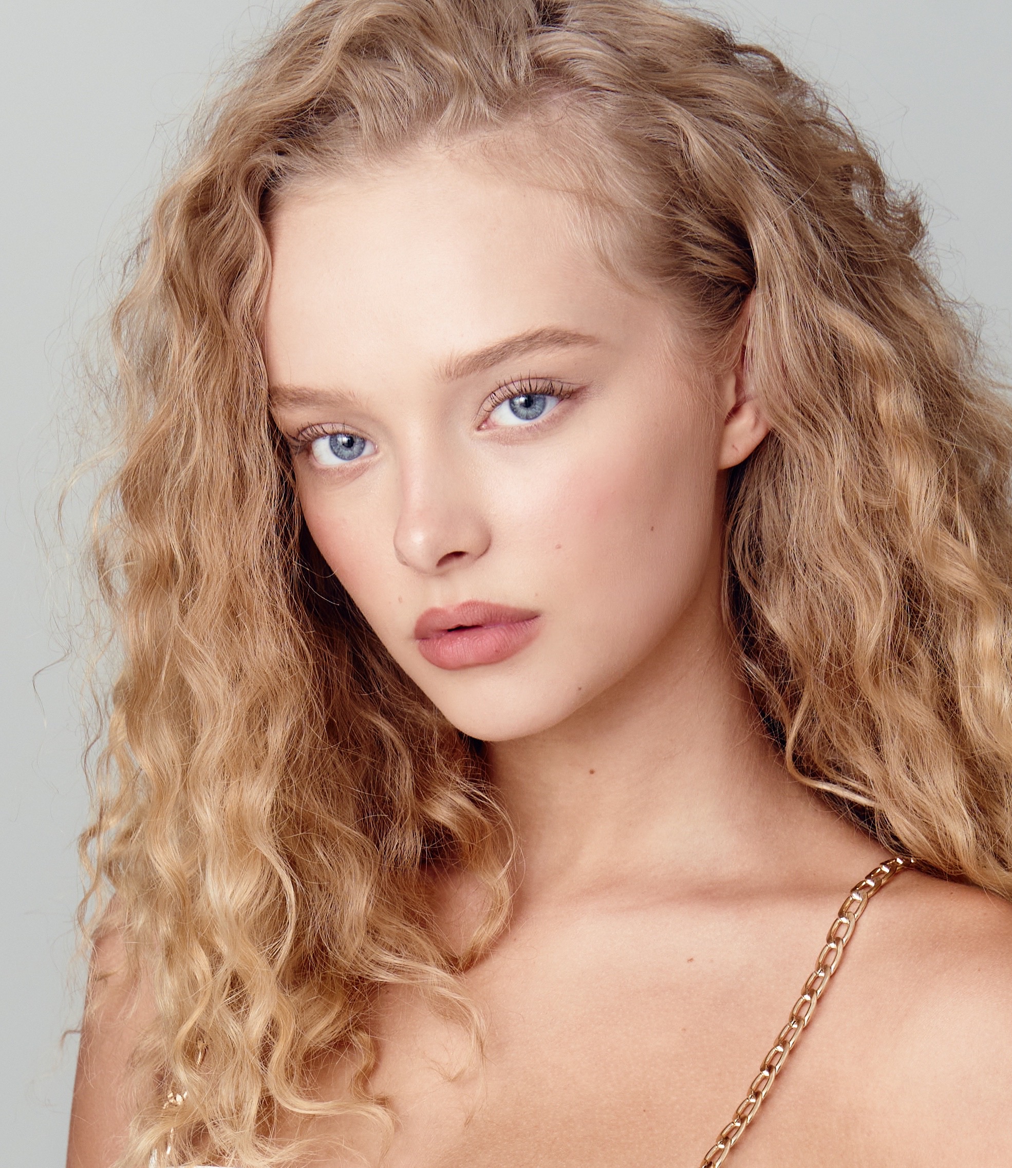 actor Amiah Miller large photo