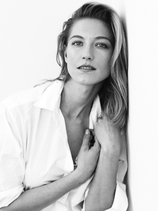 actor Caitlin Gerard large photo