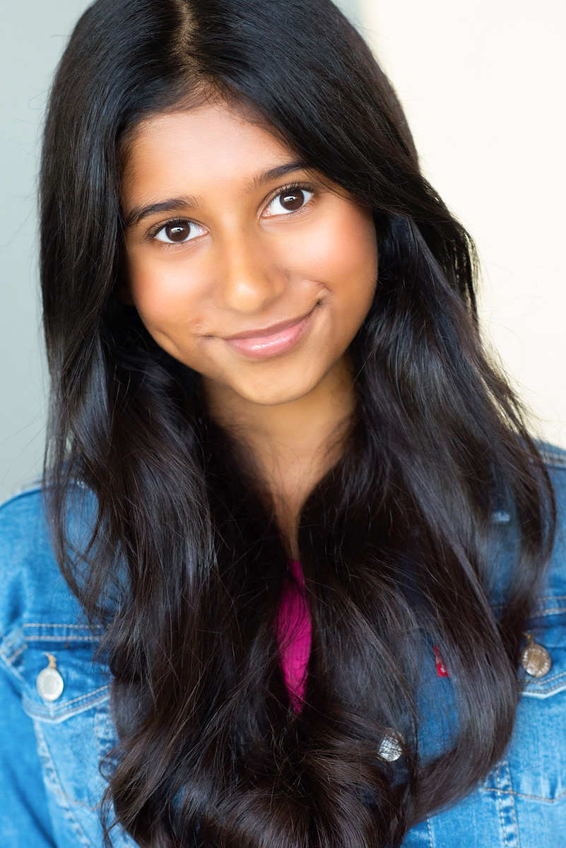 actor Kavya Thakrar large photo