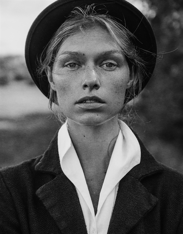 actor Kajsa Mohammar large photo