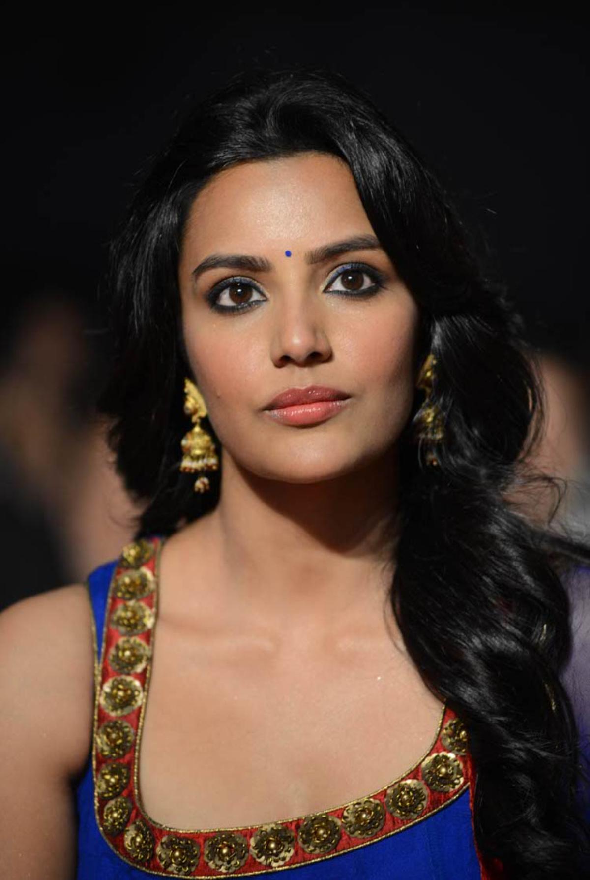 actor Priya Anand large photo