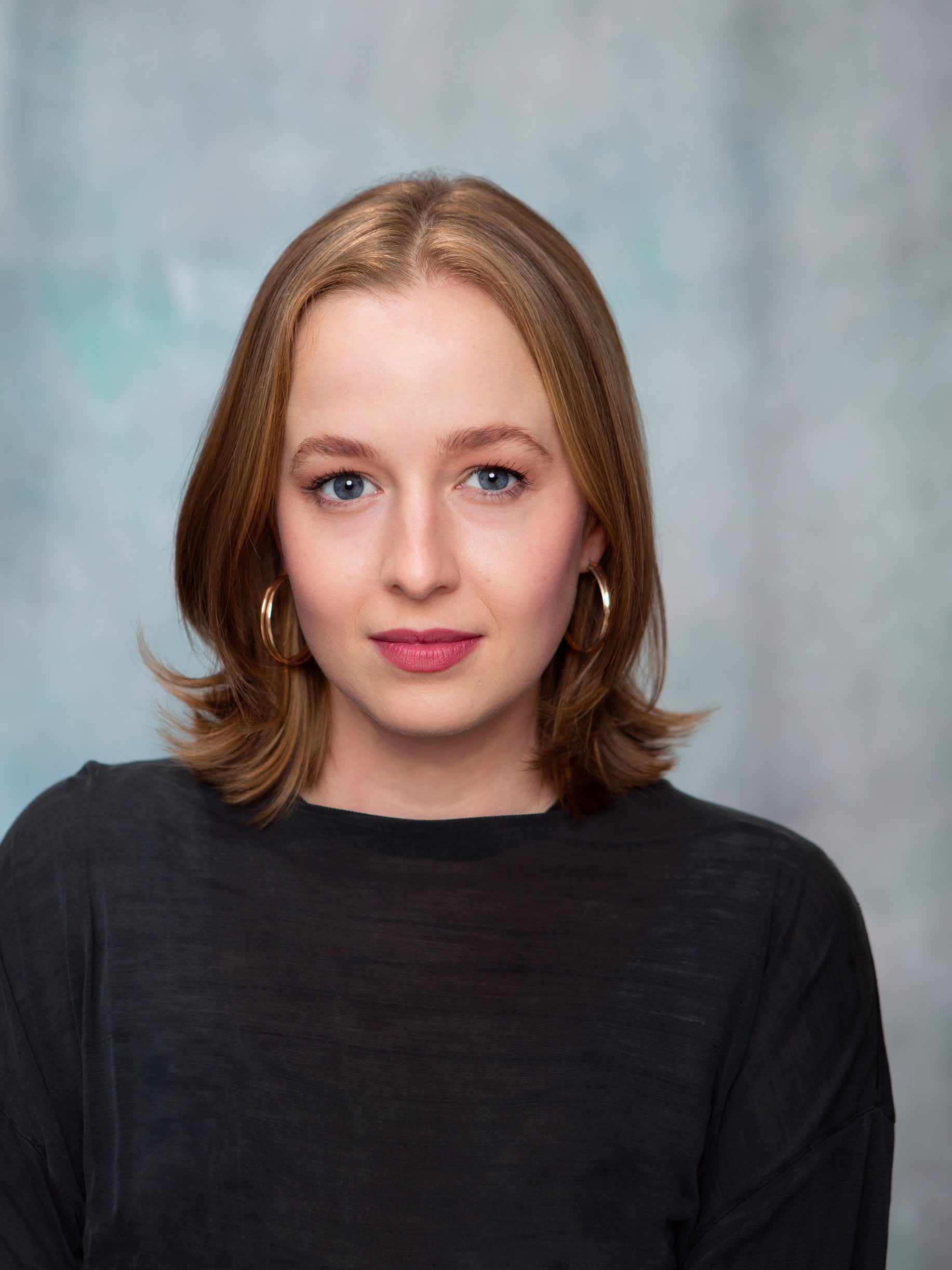 actor Holli Dempsey large photo