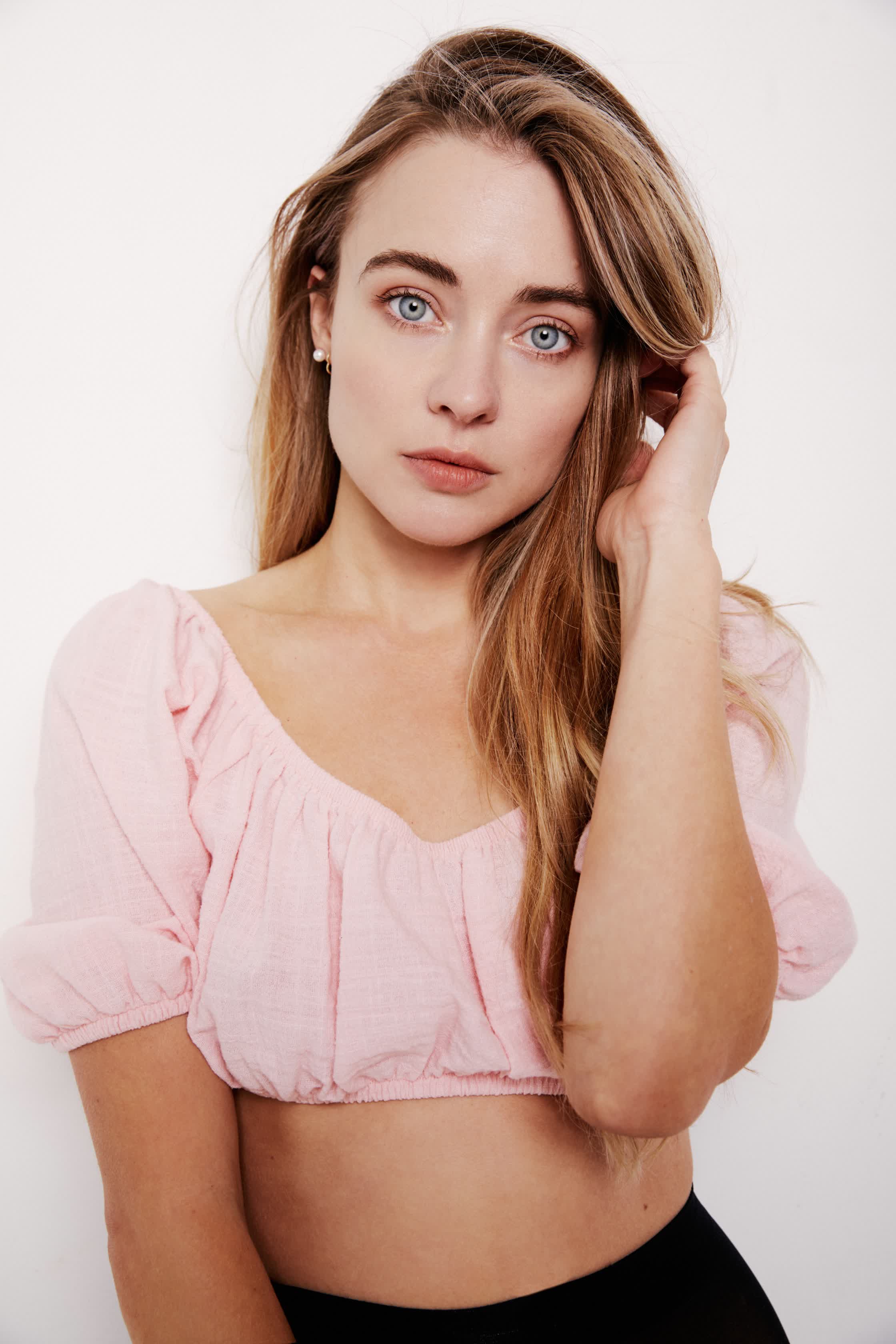 actor Hannah Kasulka large photo