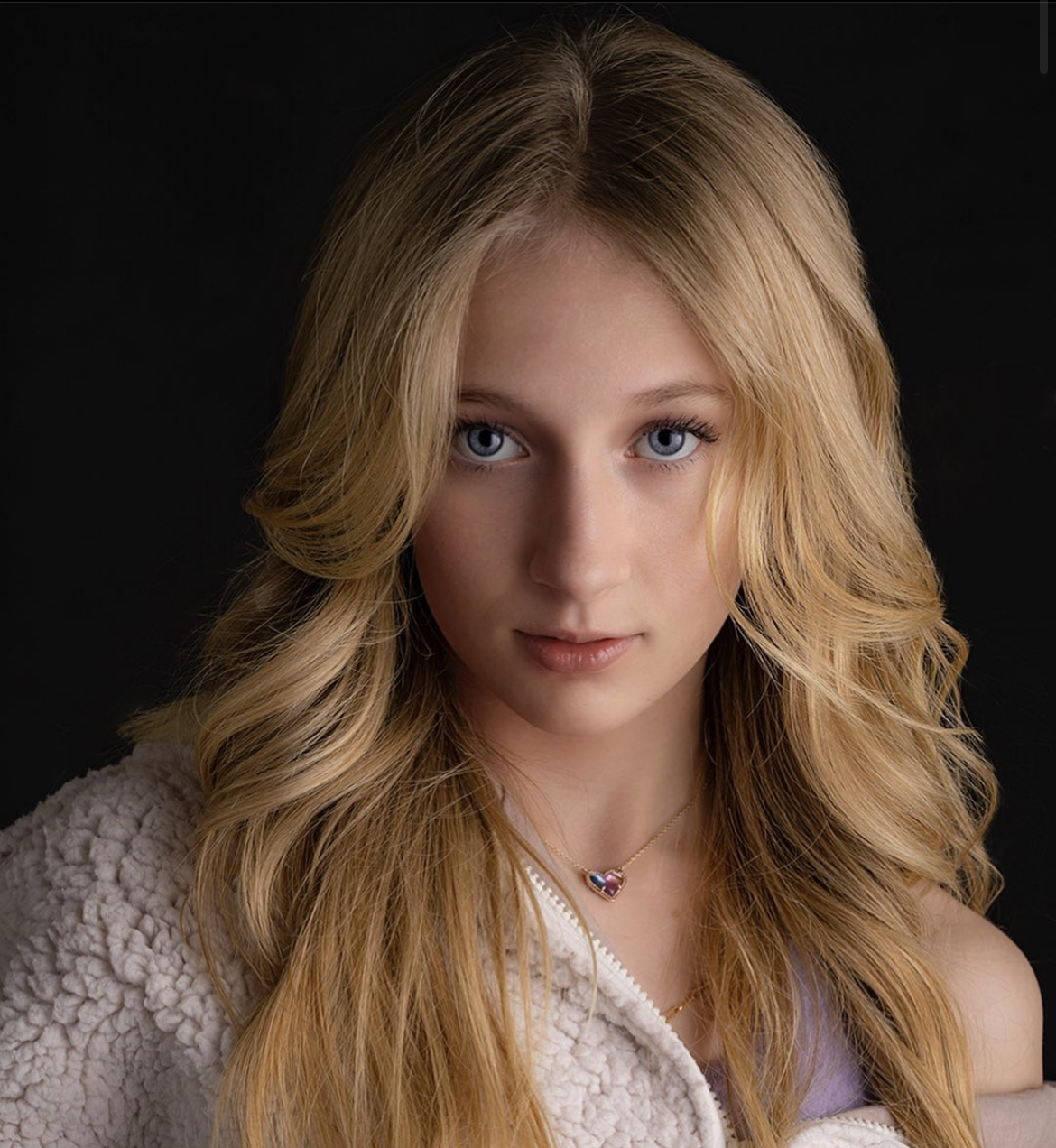 actor Isabella Ruby large photo