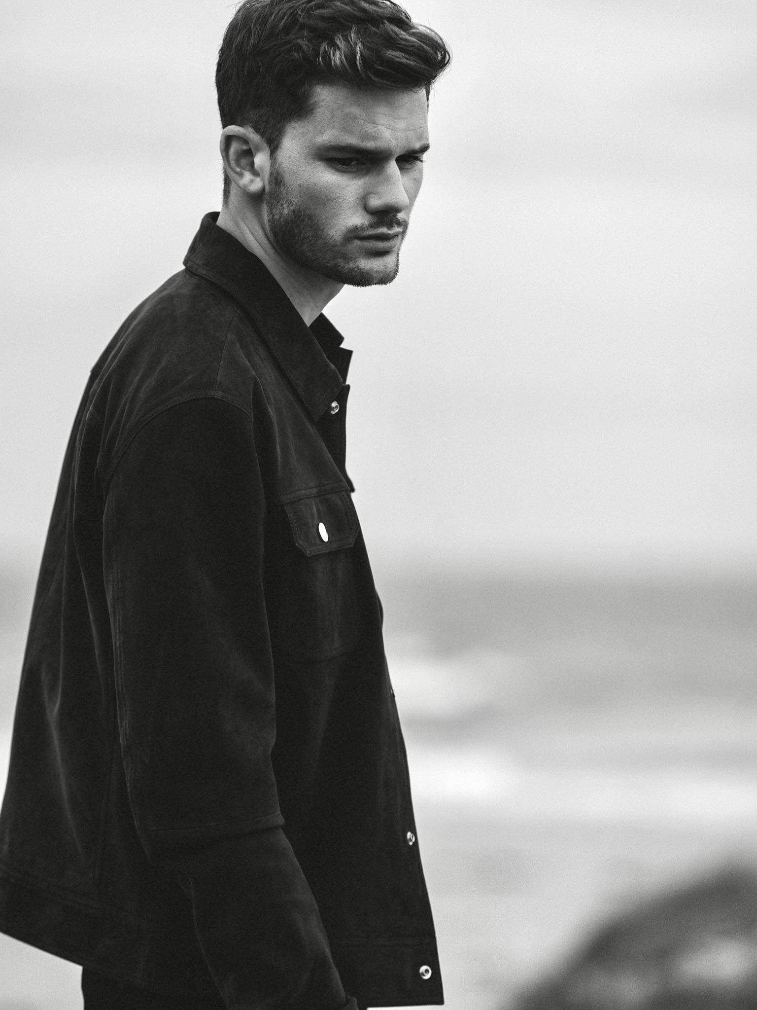 actor Jeremy Irvine large photo