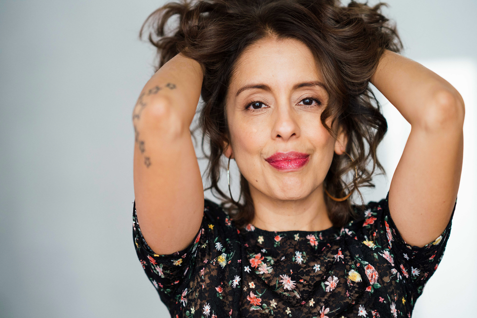 actor Diana DeLaCruz large photo