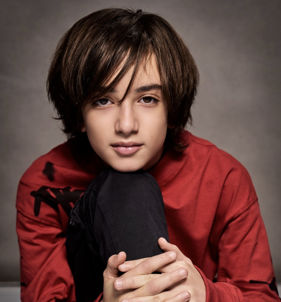 actor Azhy Robertson large photo