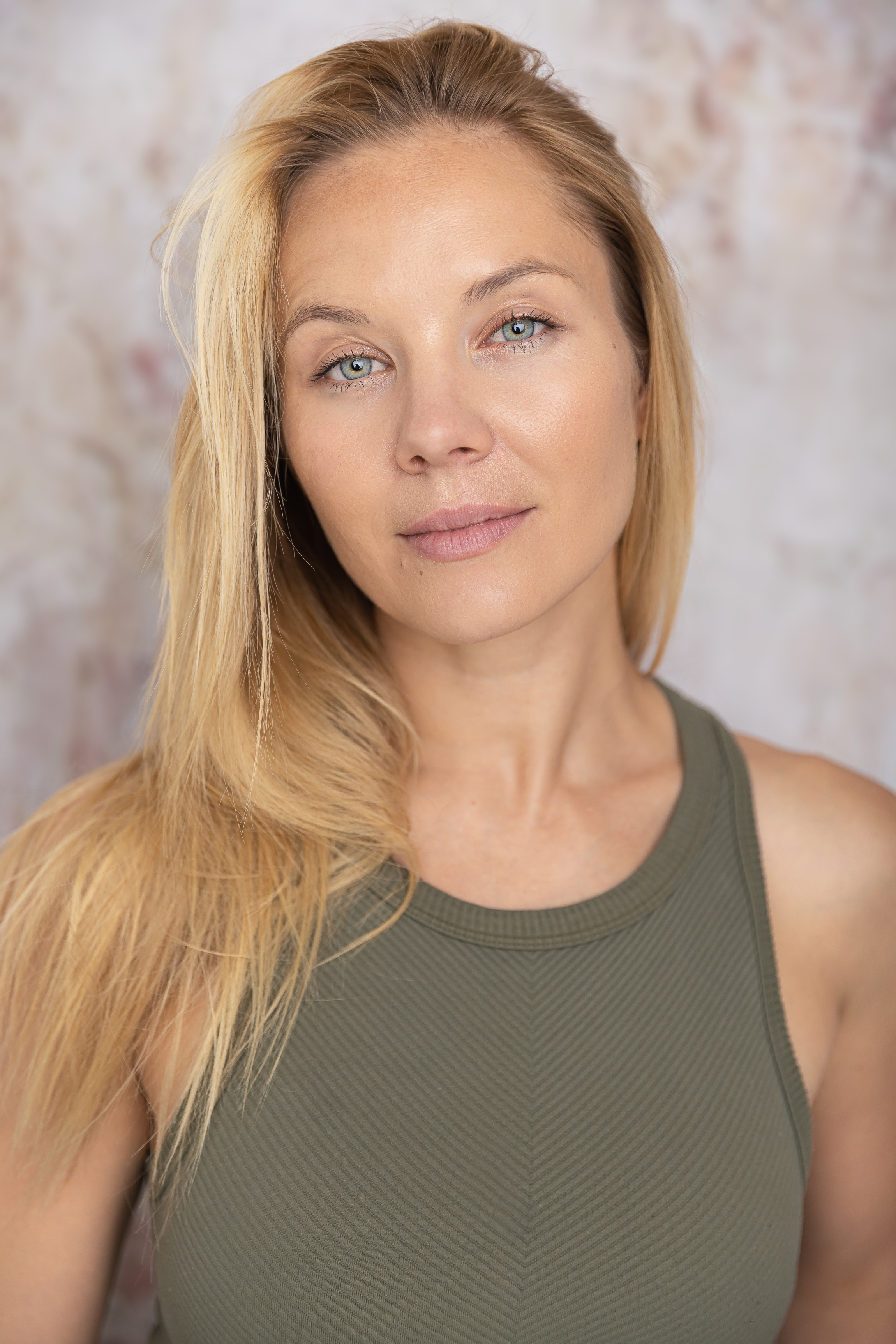 actor Amy Johnston large photo