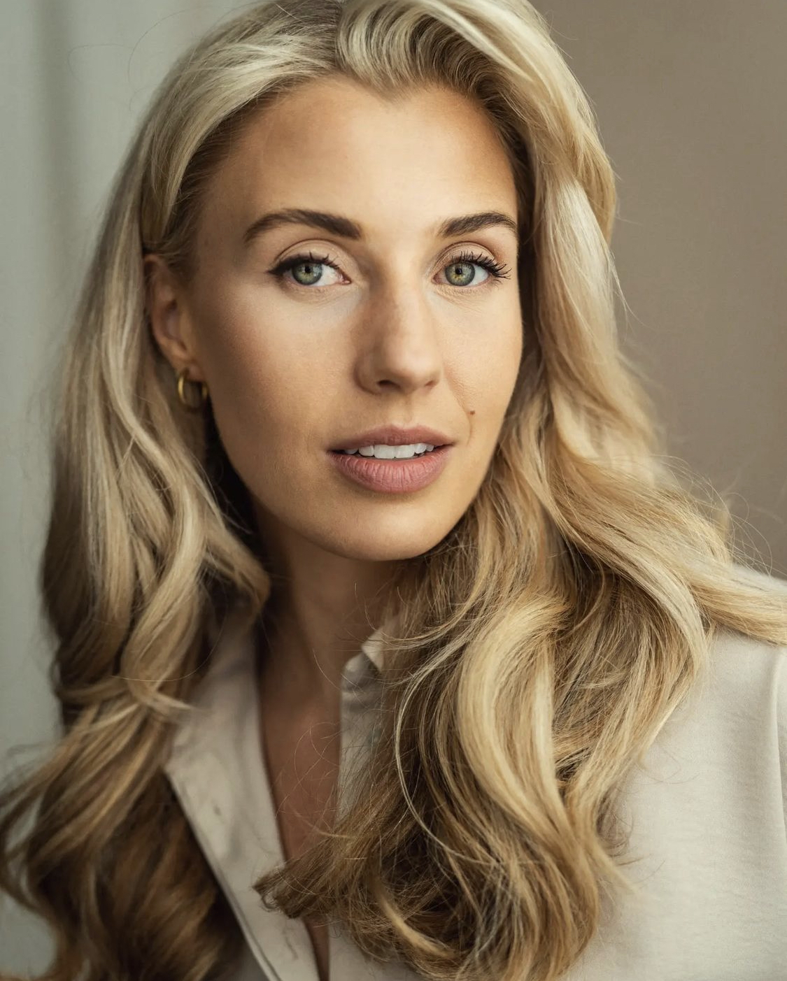 actor Celinde Schoenmaker large photo