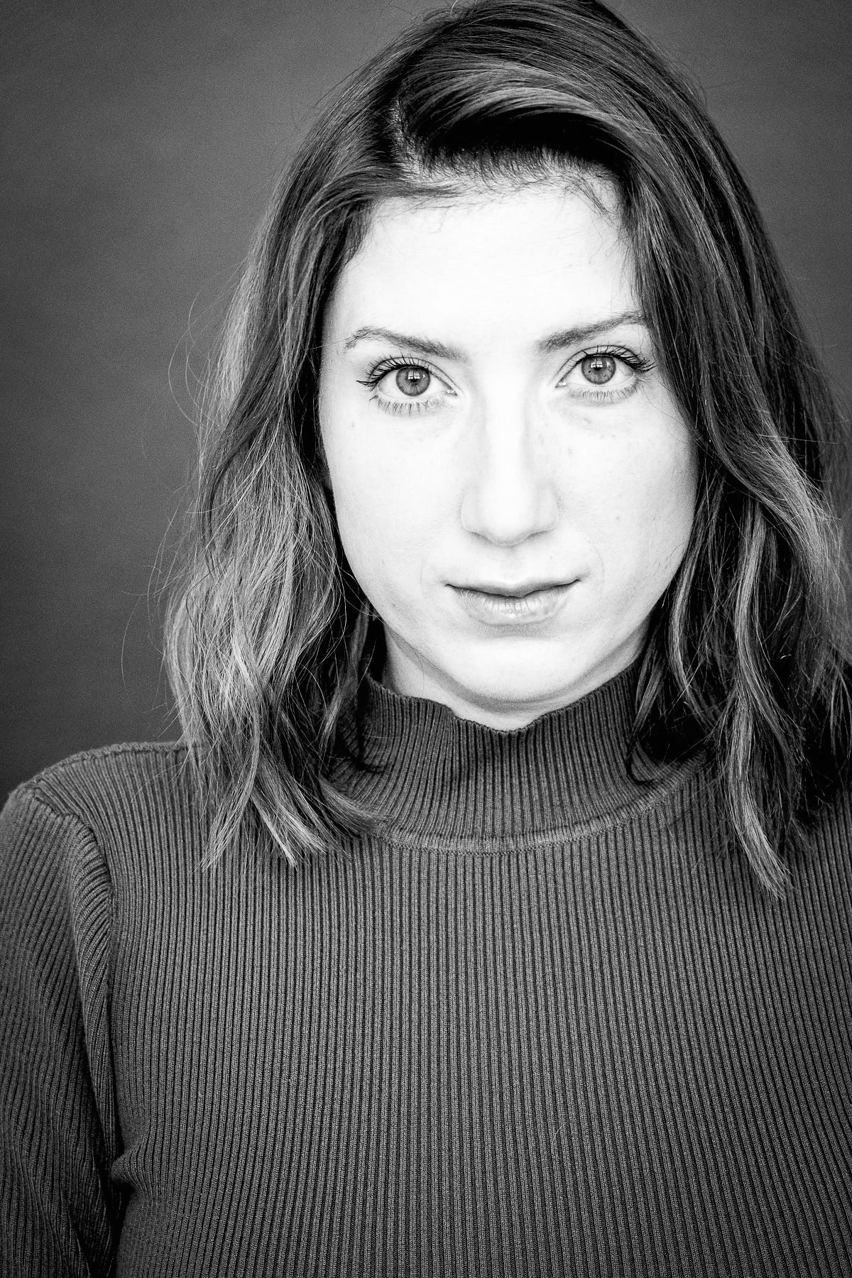 actor Lara Zaluski large photo