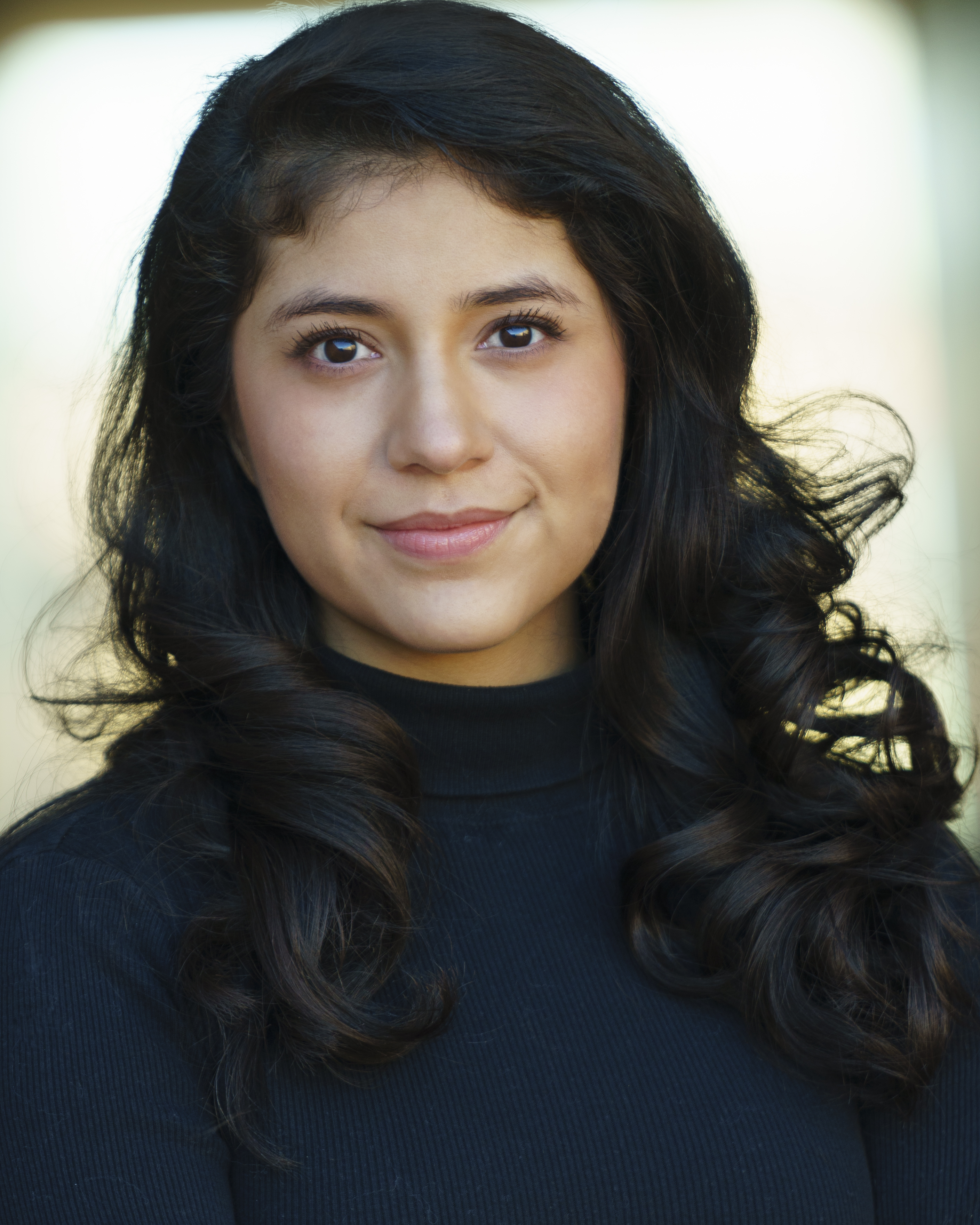 actor Julia Flores large photo