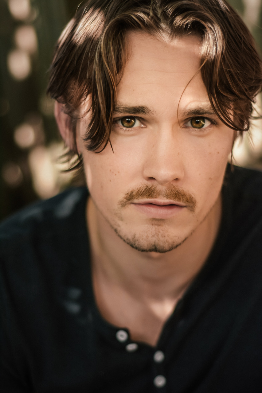 actor Tom Stevens large photo