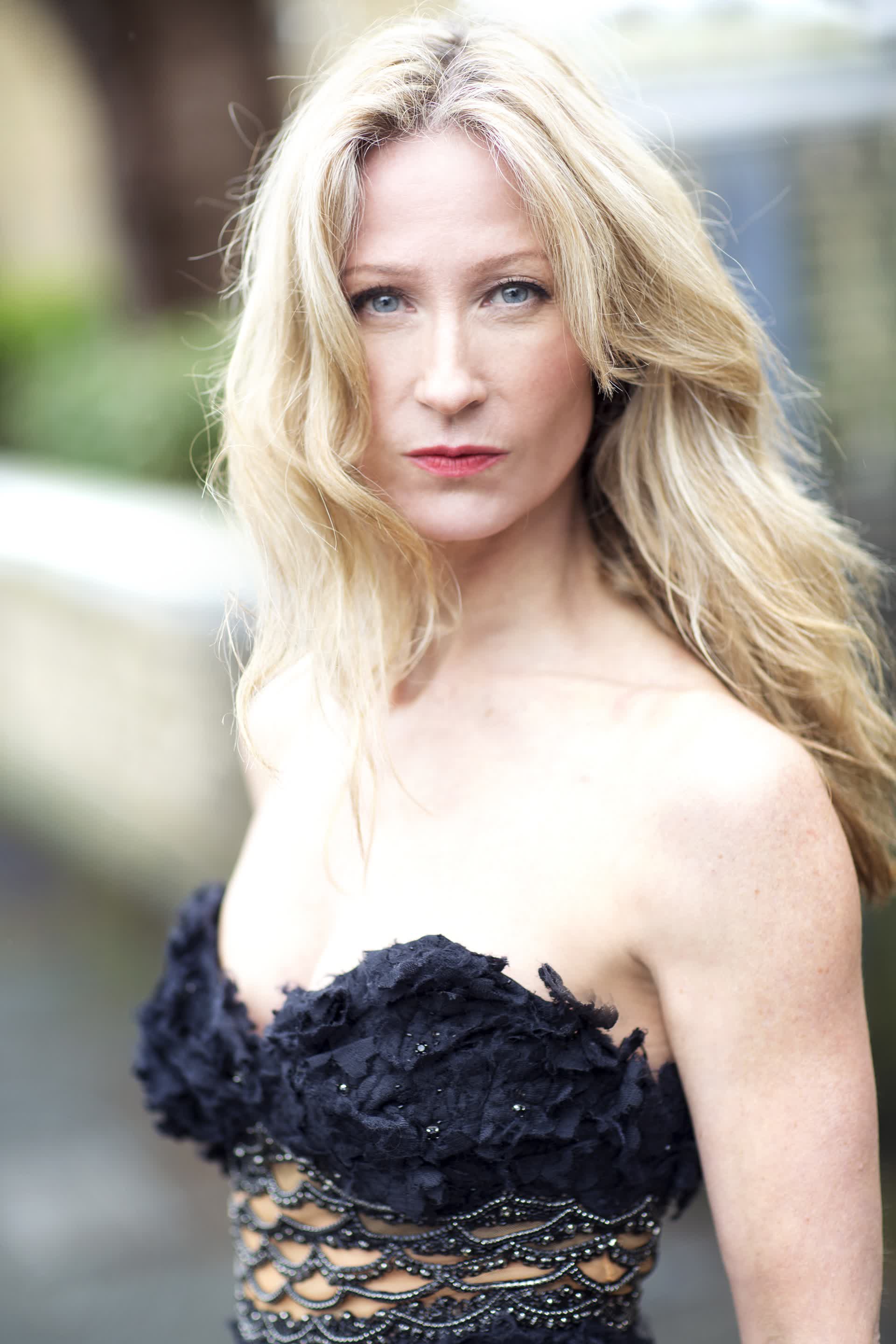 actor Angela Dixon large photo