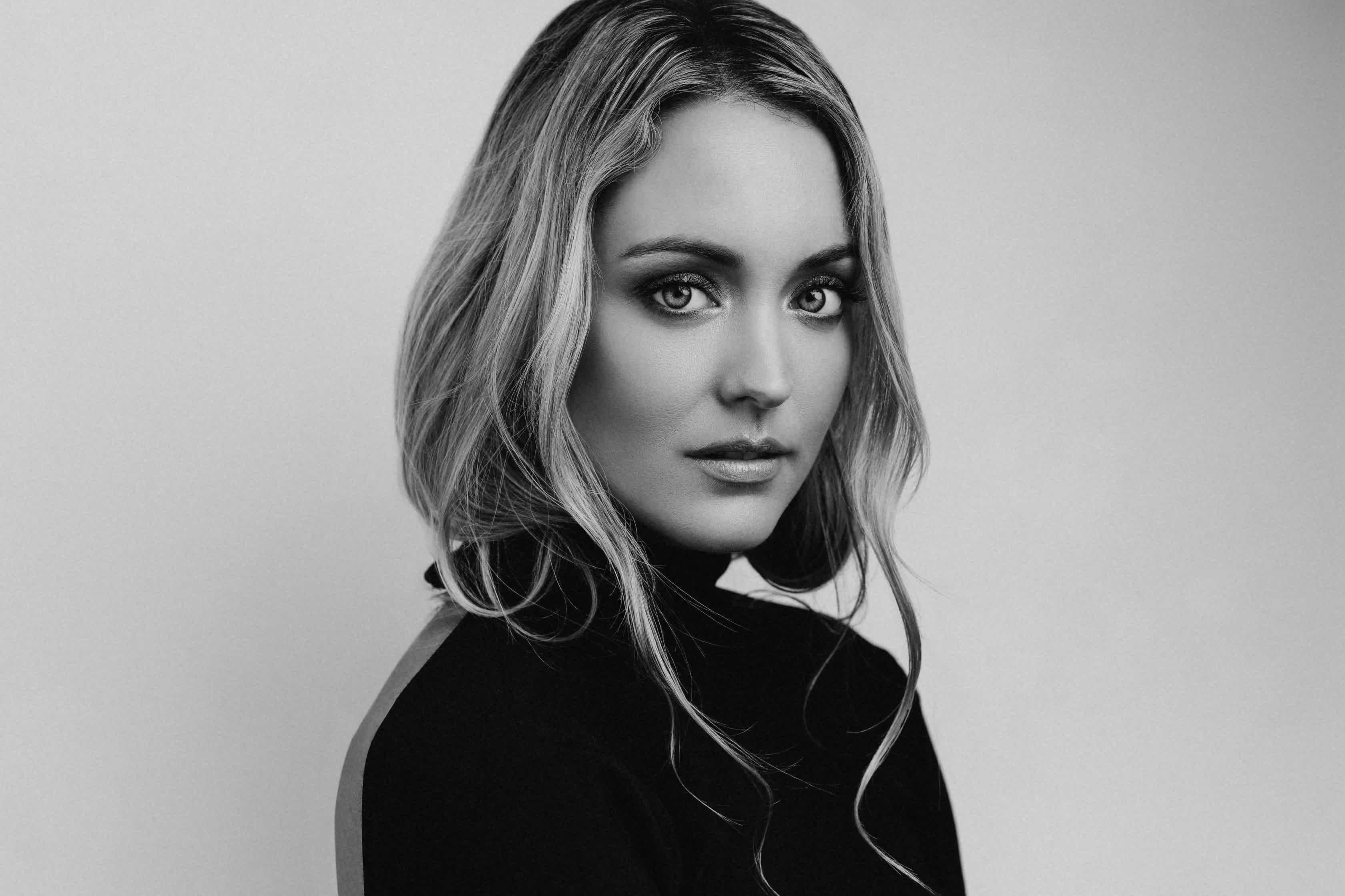 actor Christina Wolfe large photo