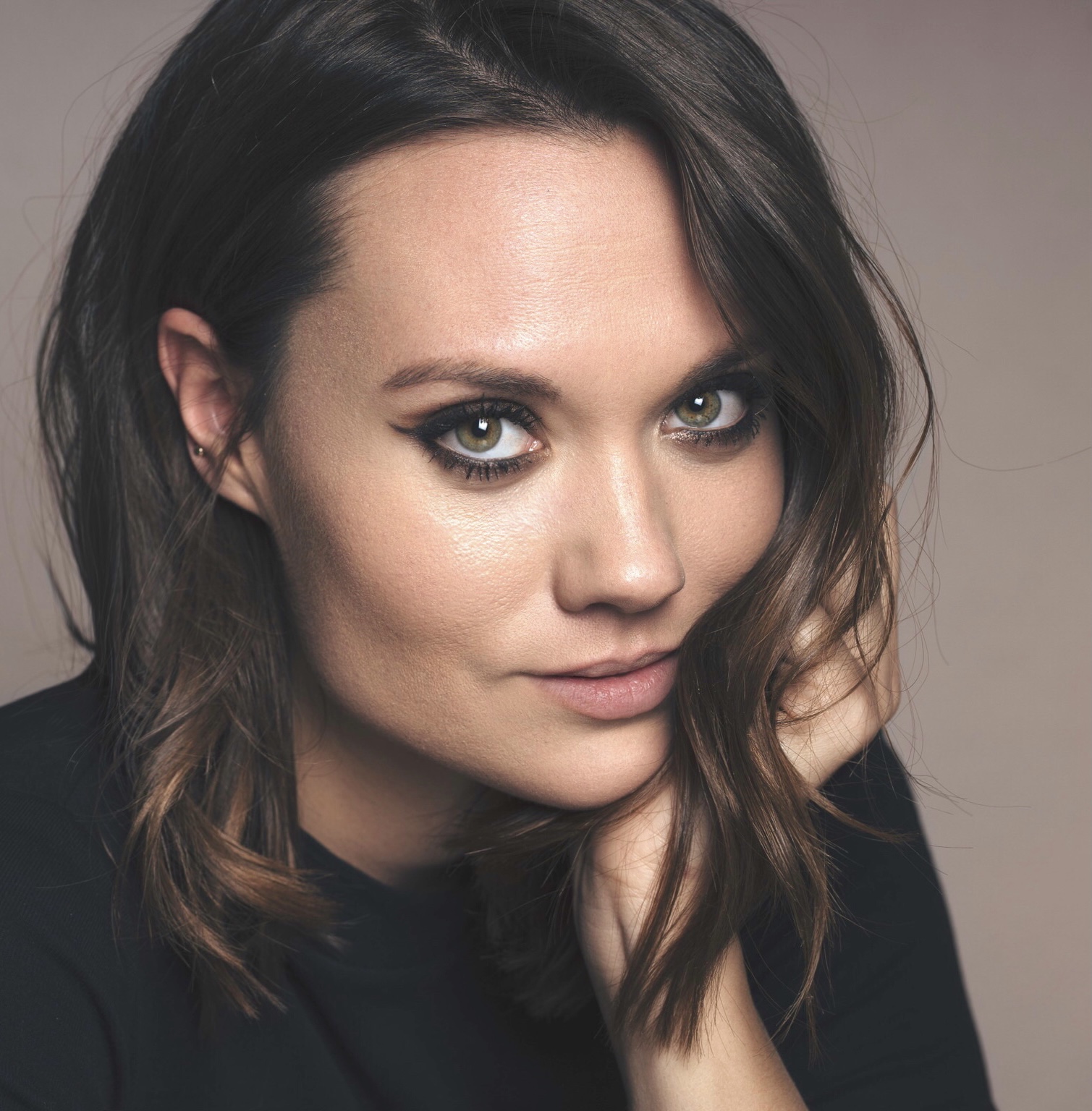 actor Laura James large photo