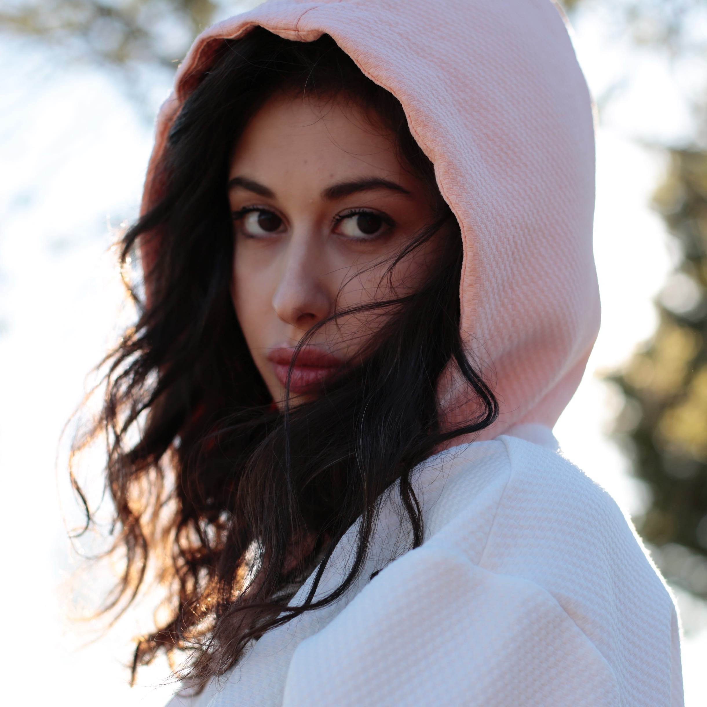 actor Hande Yilmaz large photo