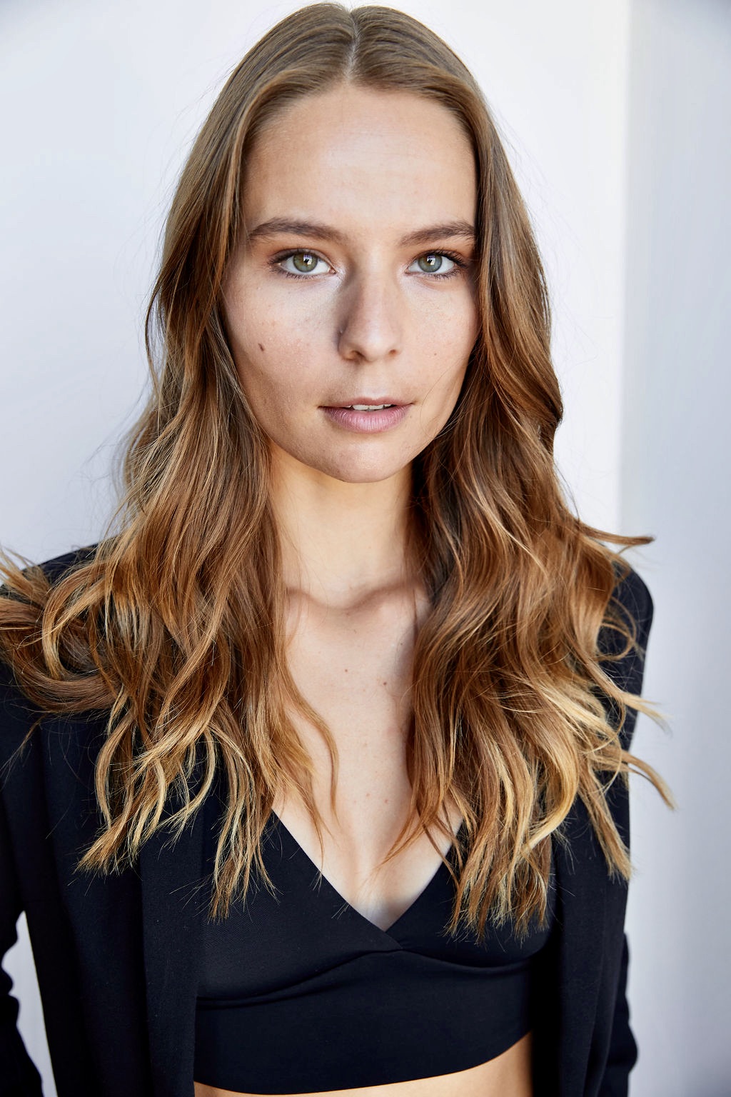 actor Annika Foster large photo