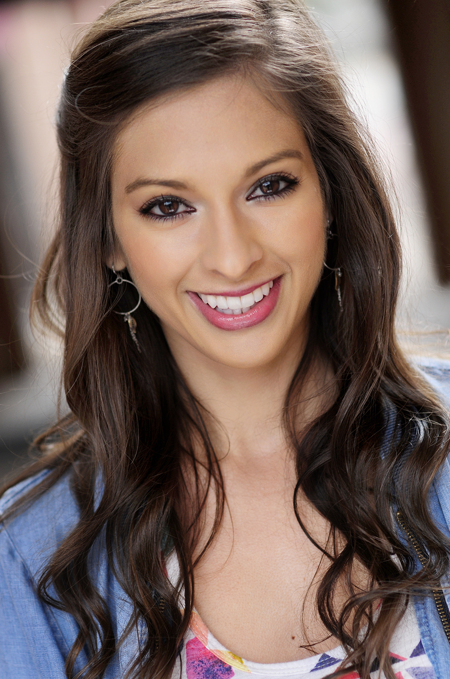 actor Maggie McClure large photo