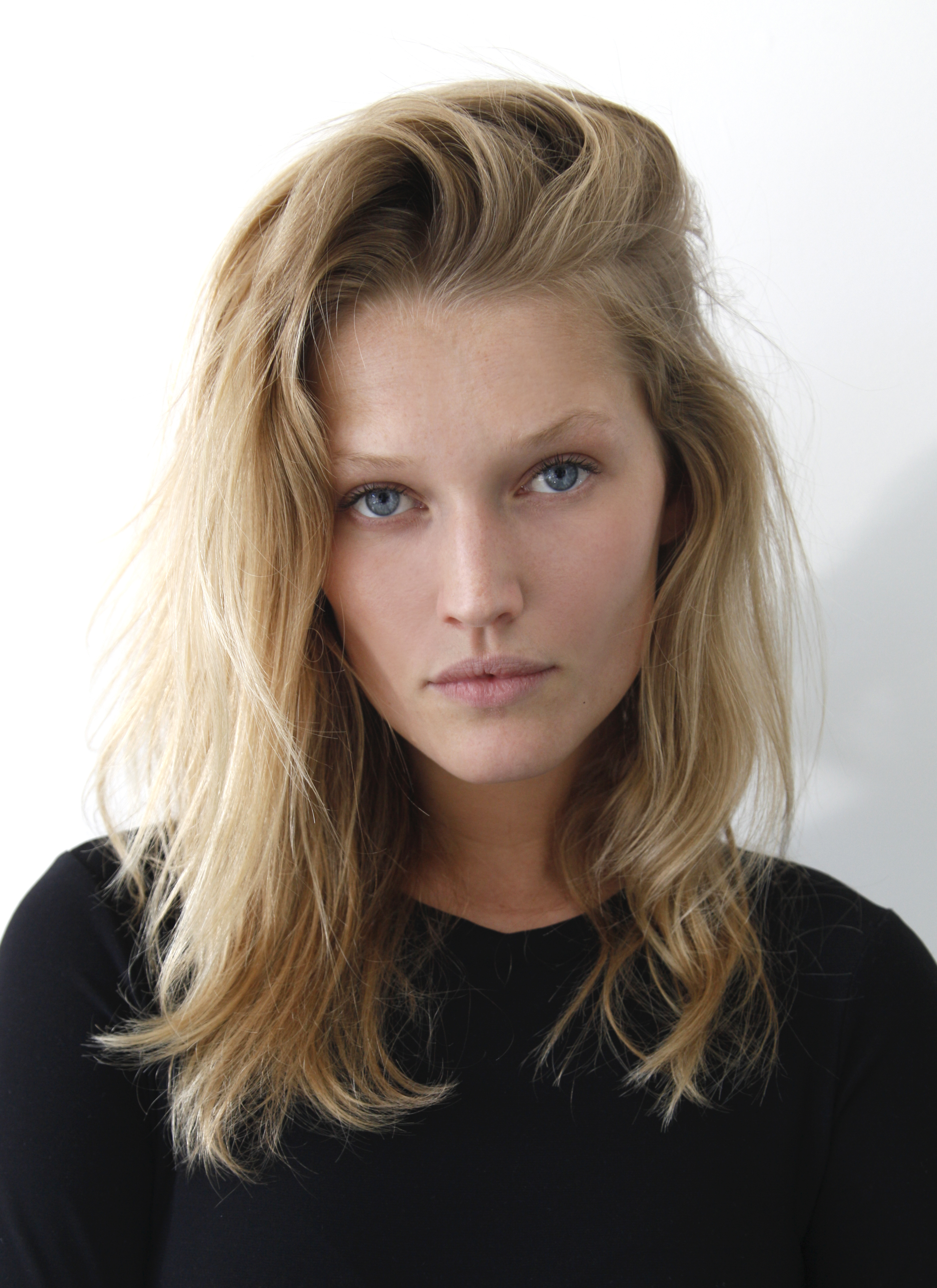 actor Toni Garrn large photo