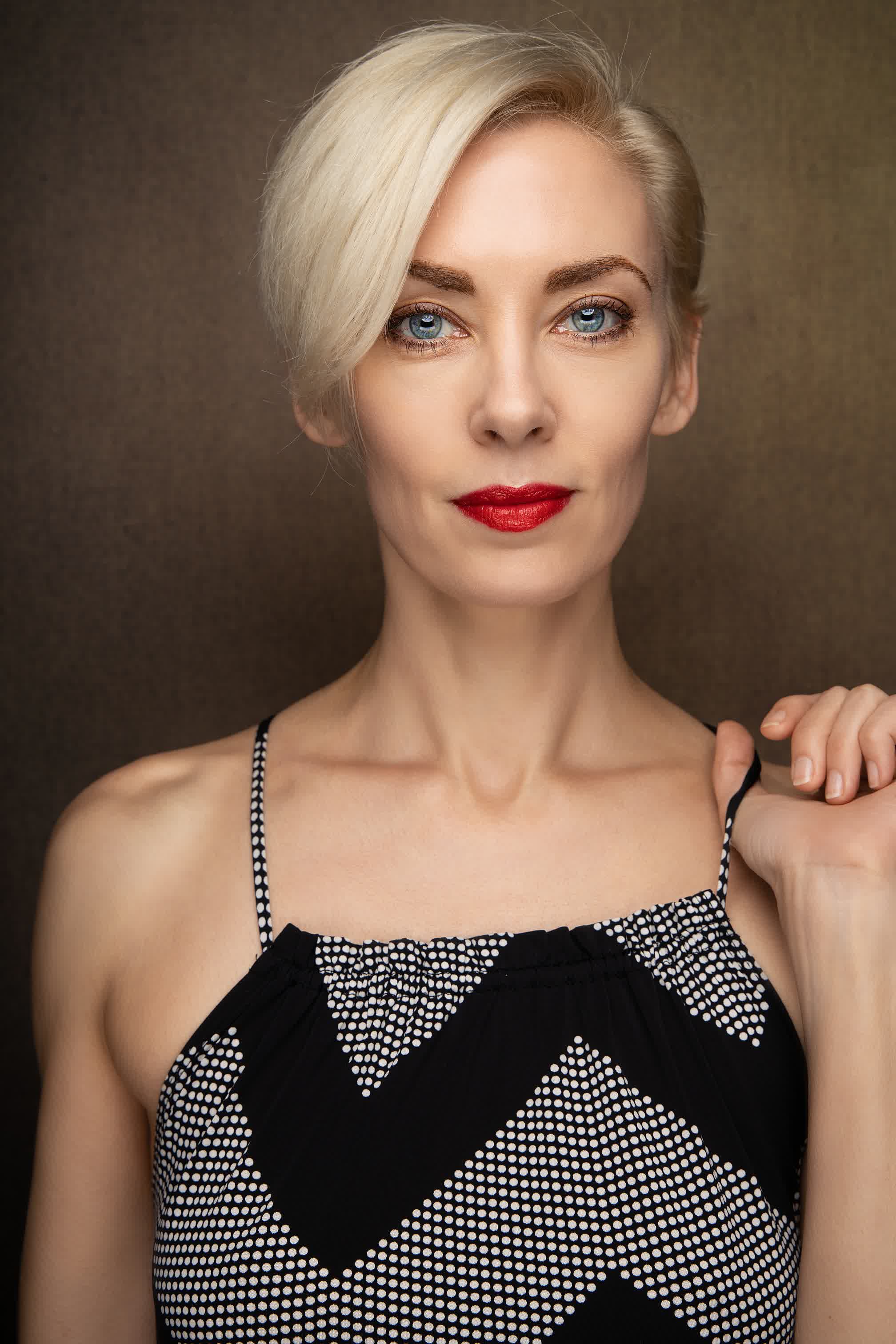 actor Aimee Stolte large photo