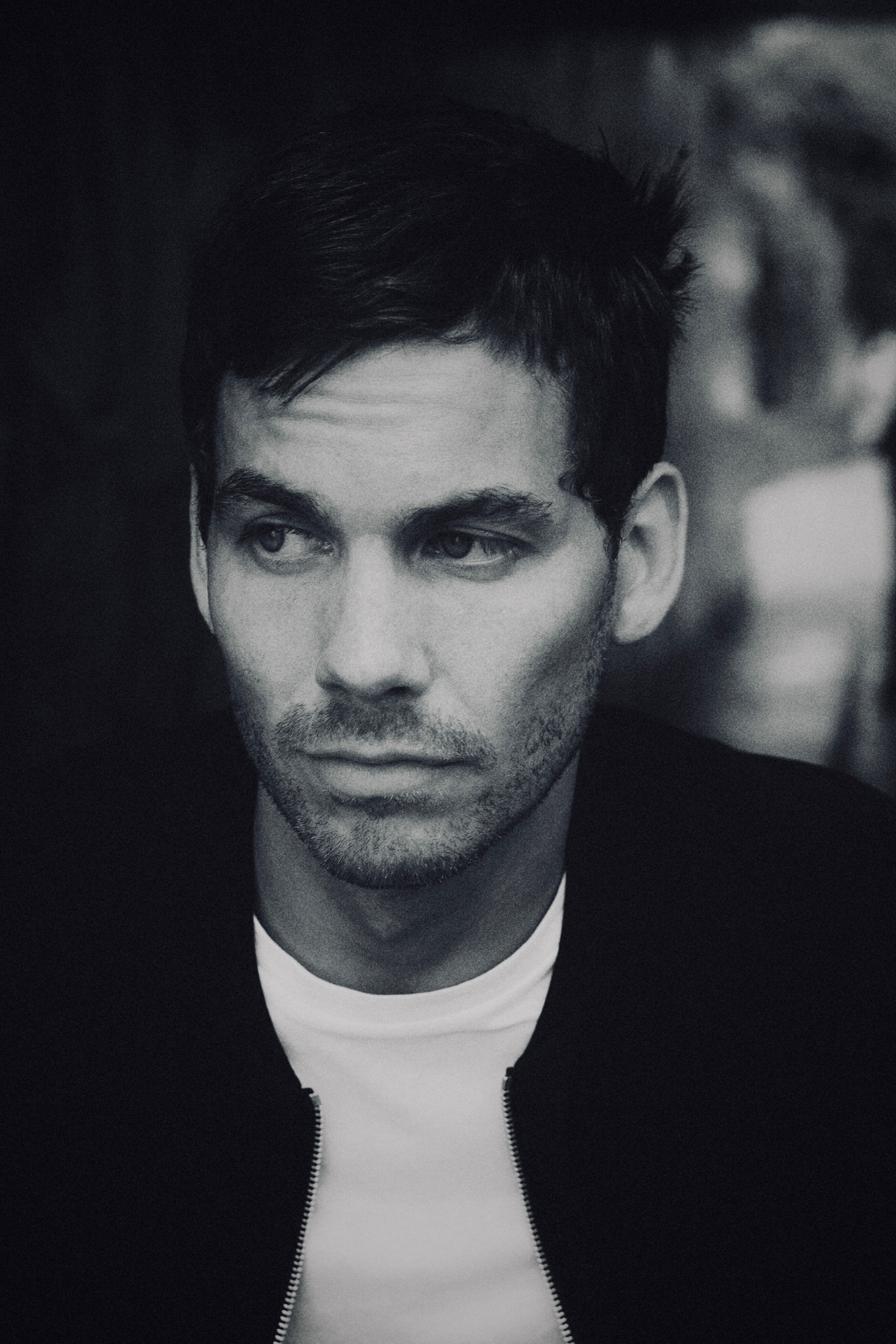 actor Alex Mills large photo