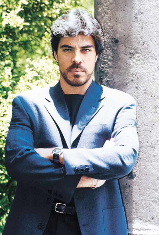 actor Luis Gatica large photo