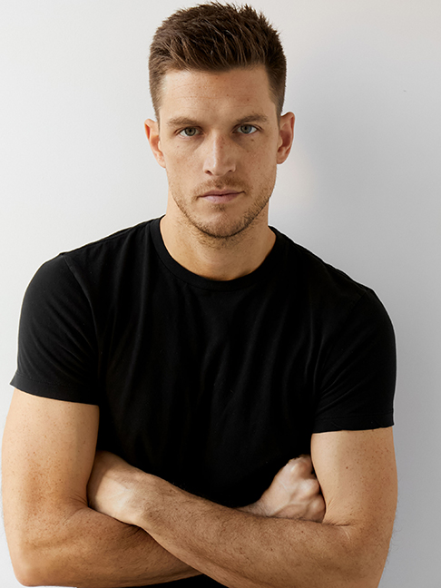 actor Logan Macrae large photo