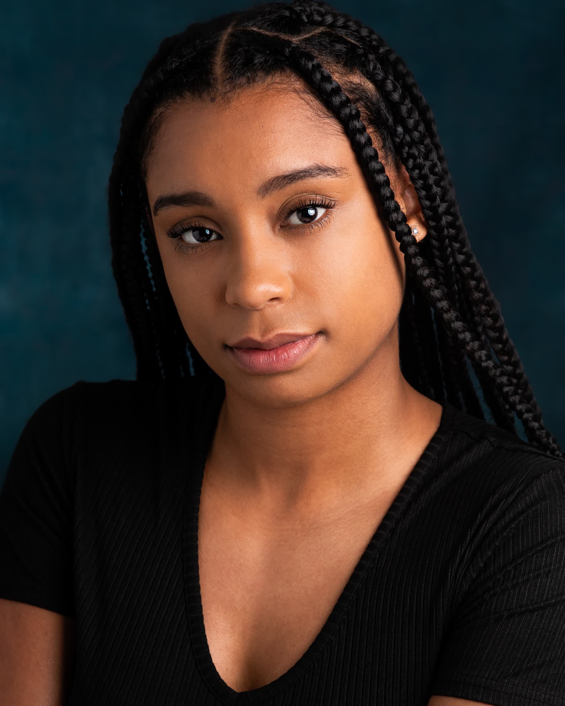 actor Saskia Davis large photo