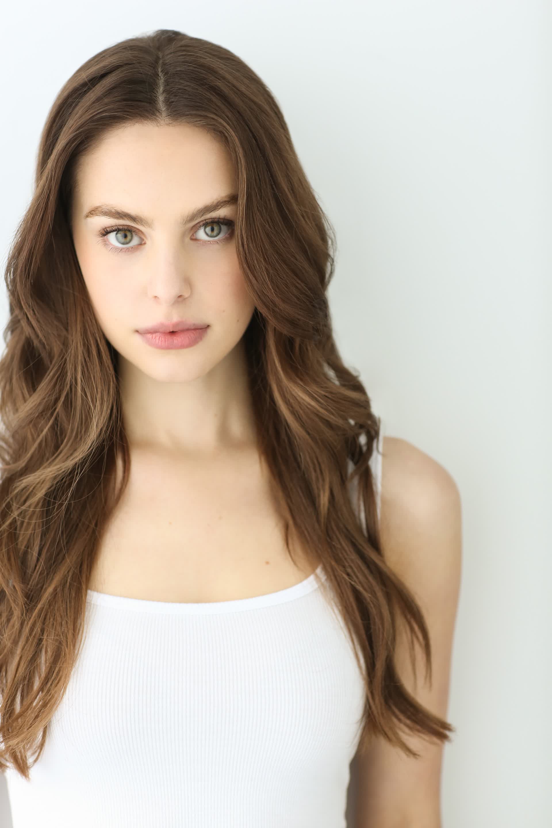 actor Grace Beedie large photo