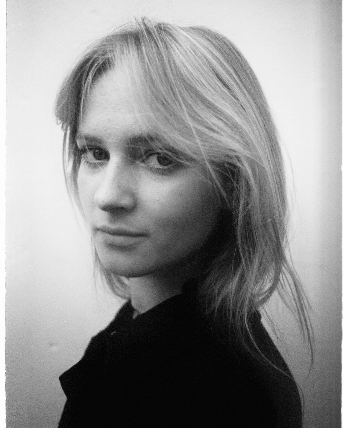 actor Nell Williams large photo