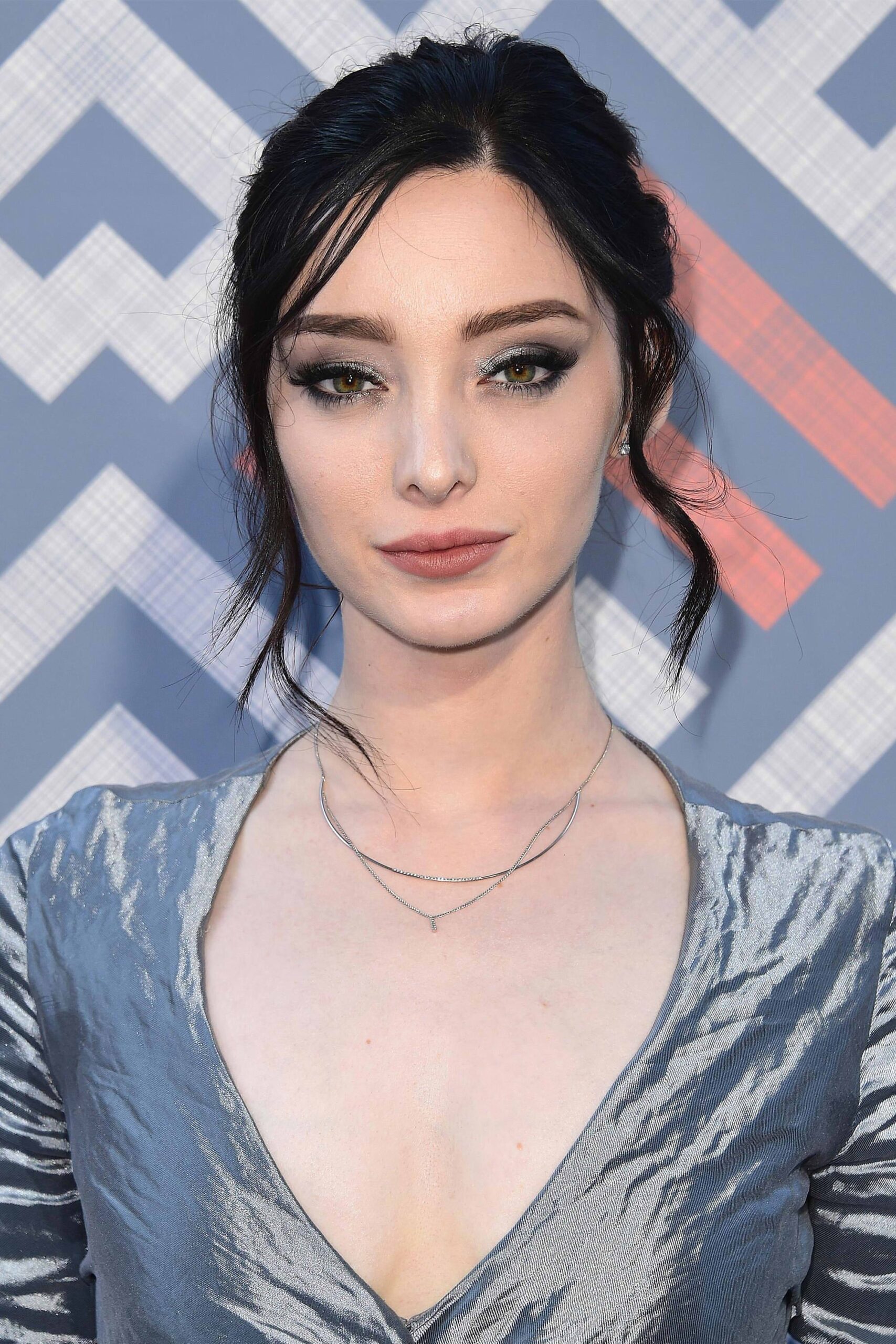 actor Emma Dumont large photo