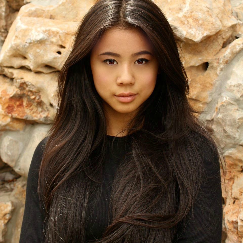 actor Leah Lewis large photo