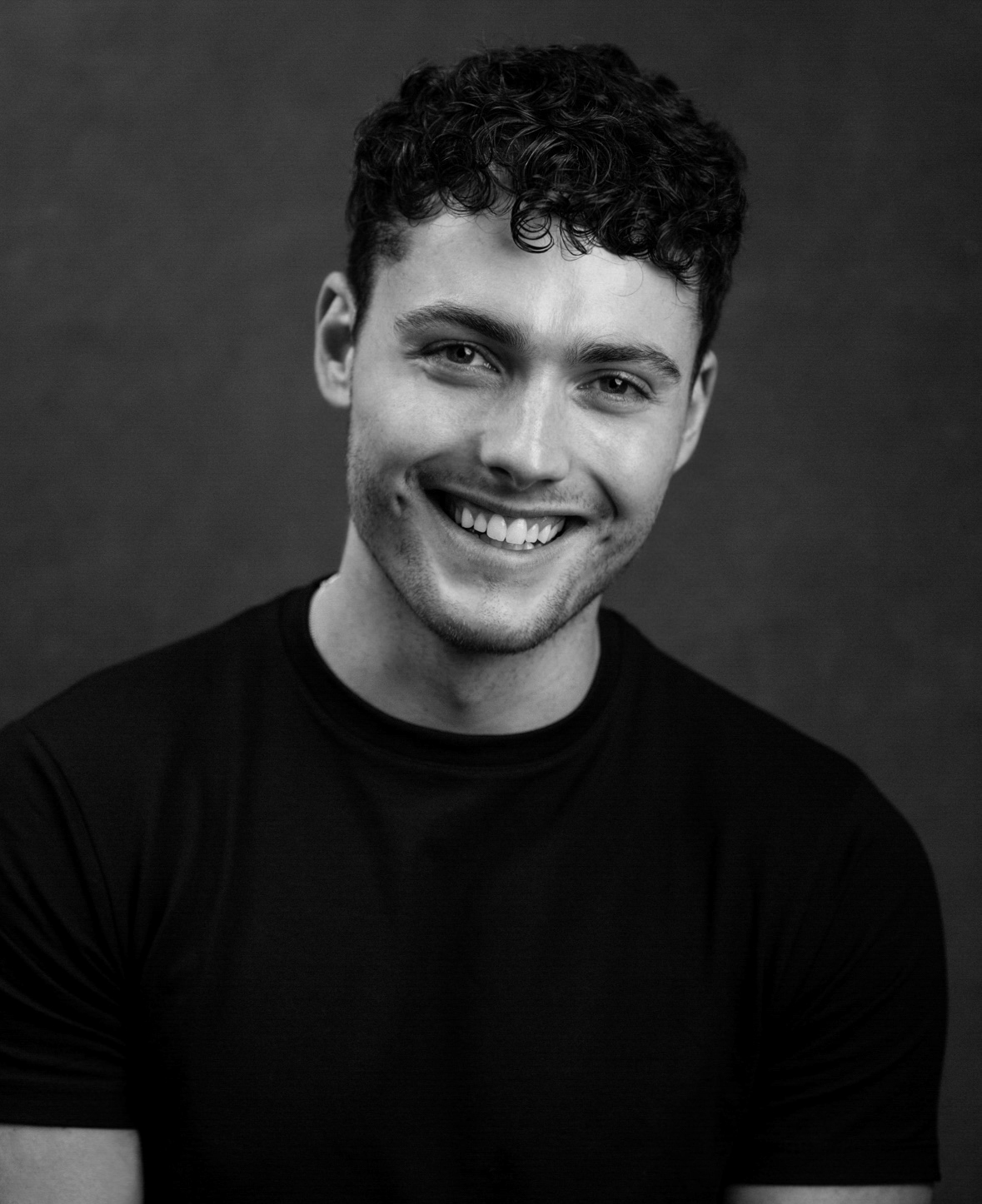 actor Tom Lewis large photo