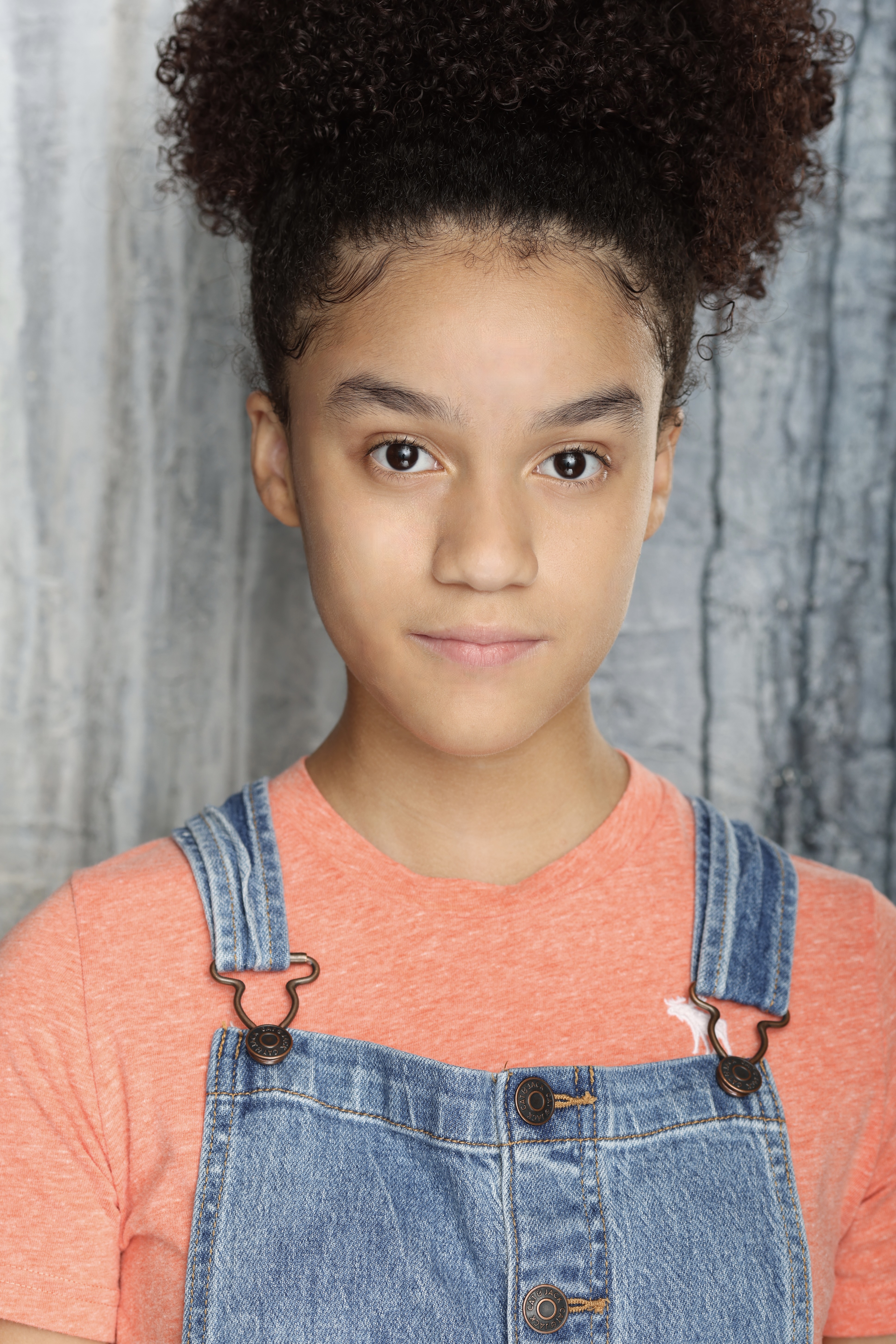 actor Ari Elizabeth Johnson large photo