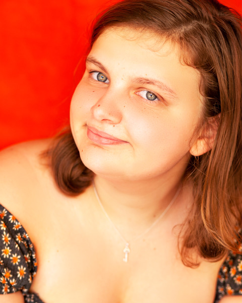 actor Emily Hopper large photo