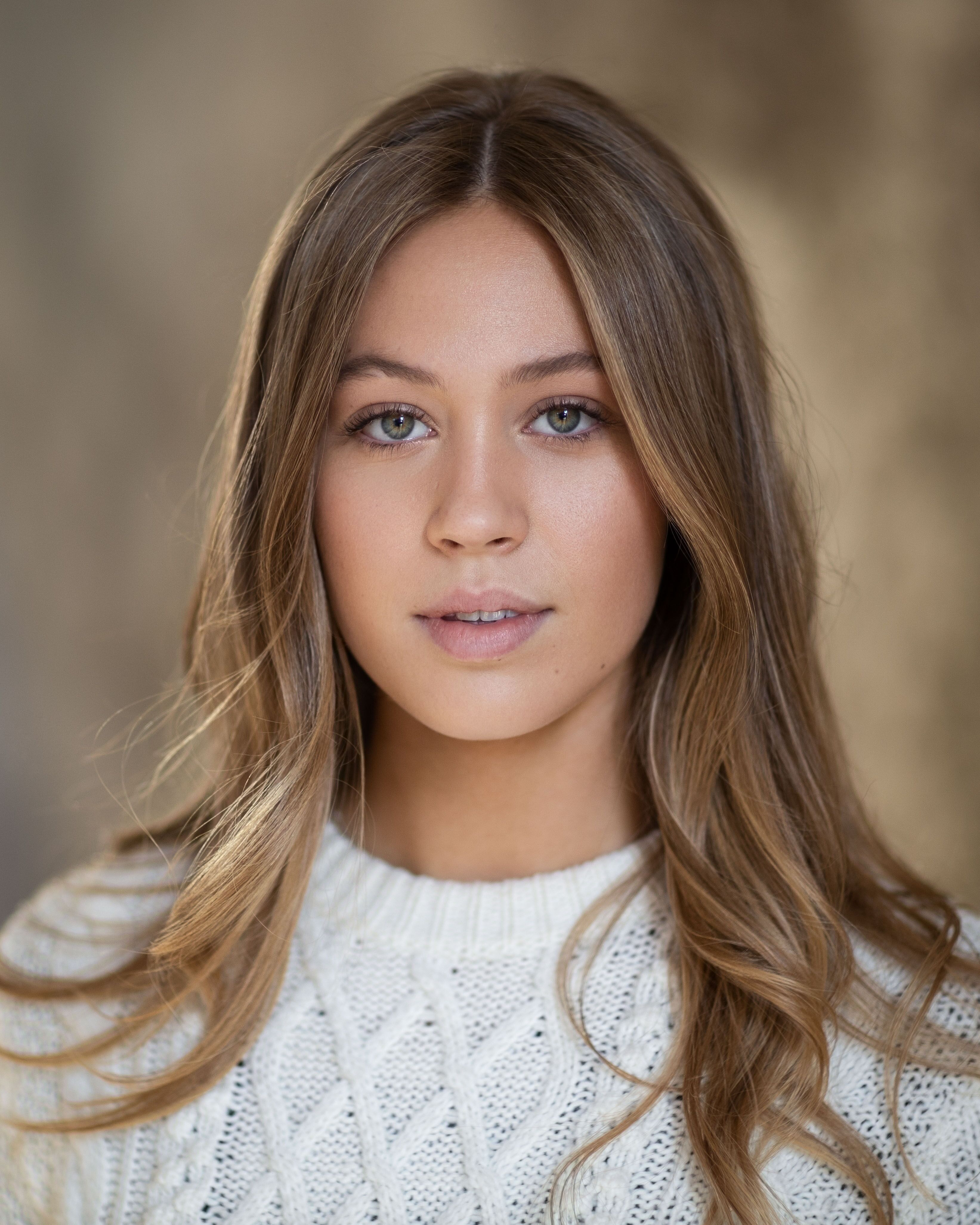 actor Anabel Sweeney large photo