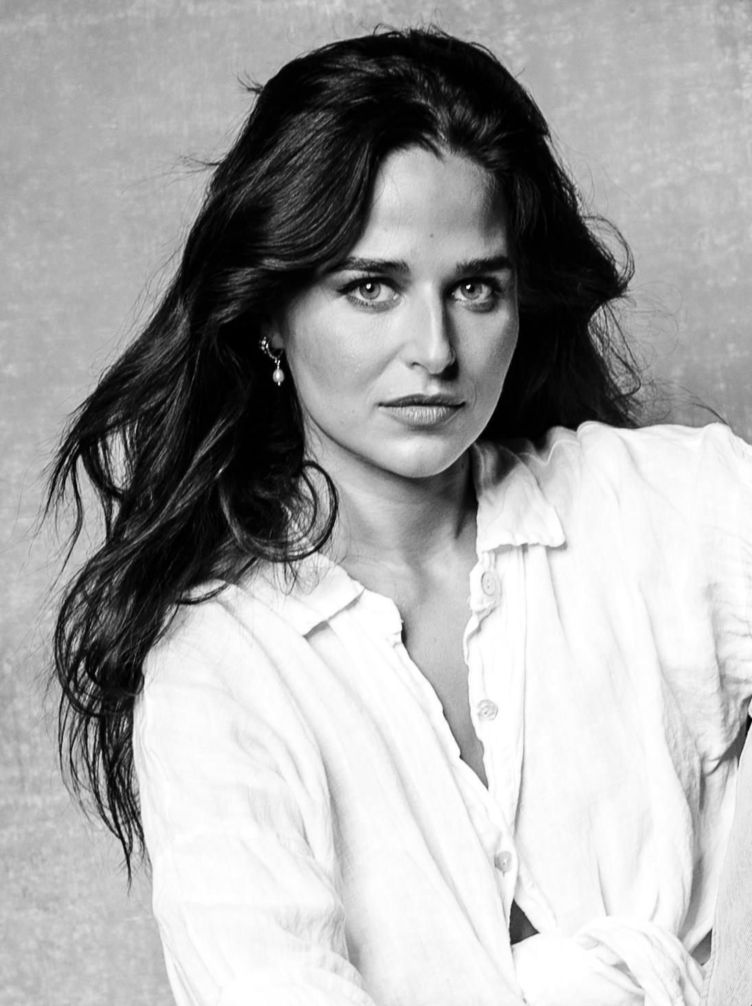 actor Stephanie Nur large photo