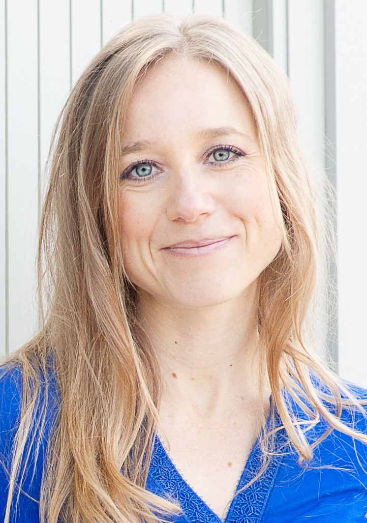 actor Caroline Buzanko large photo