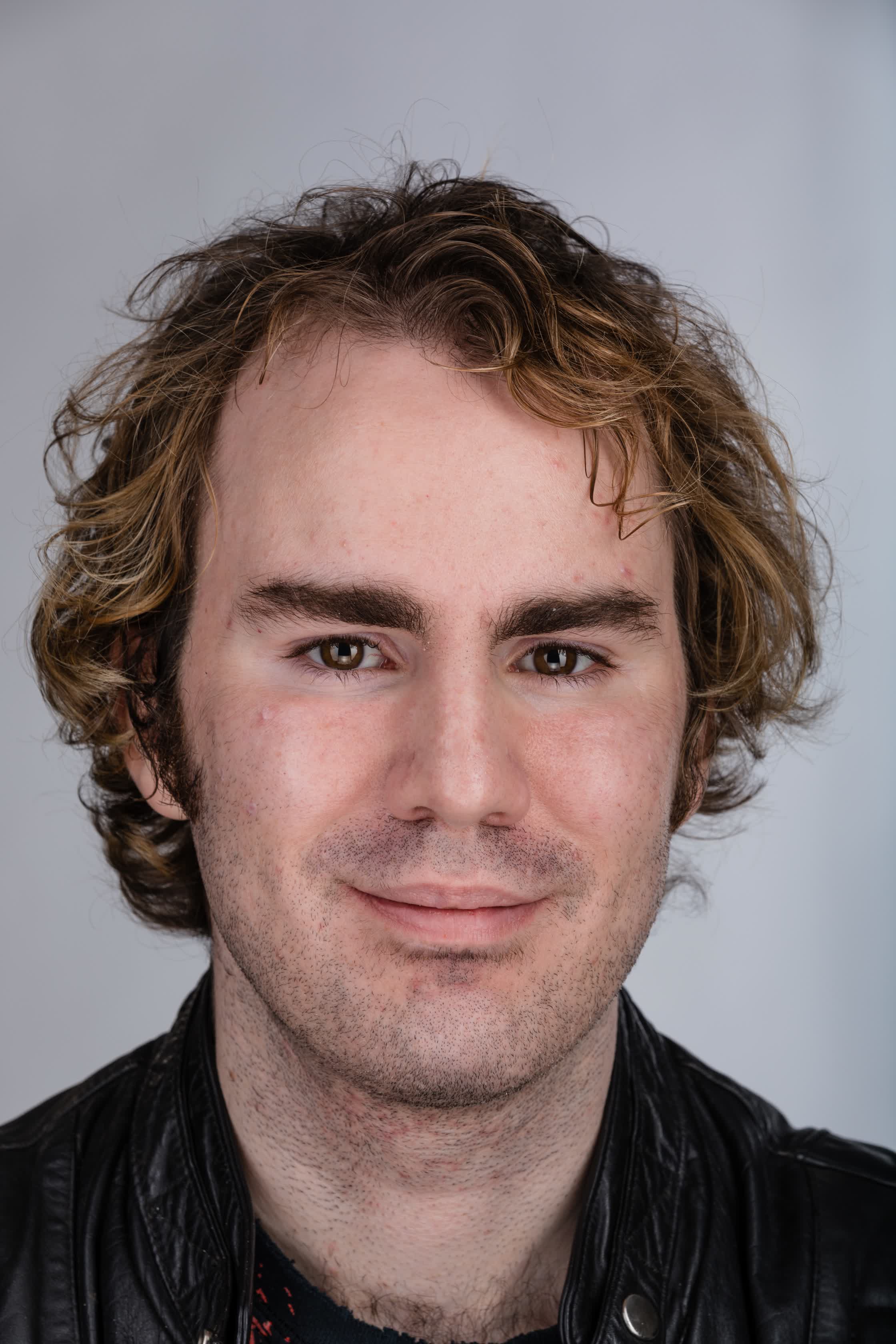 actor Alex DeCourville large photo