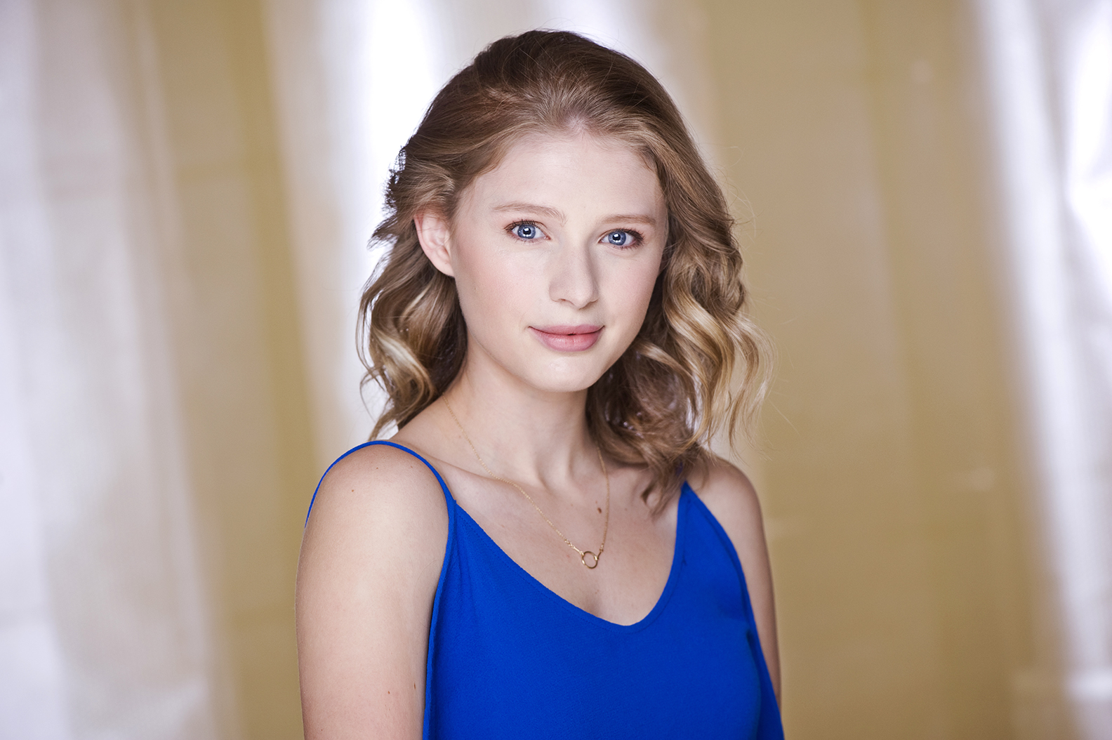 actor Alexandra Beaton large photo