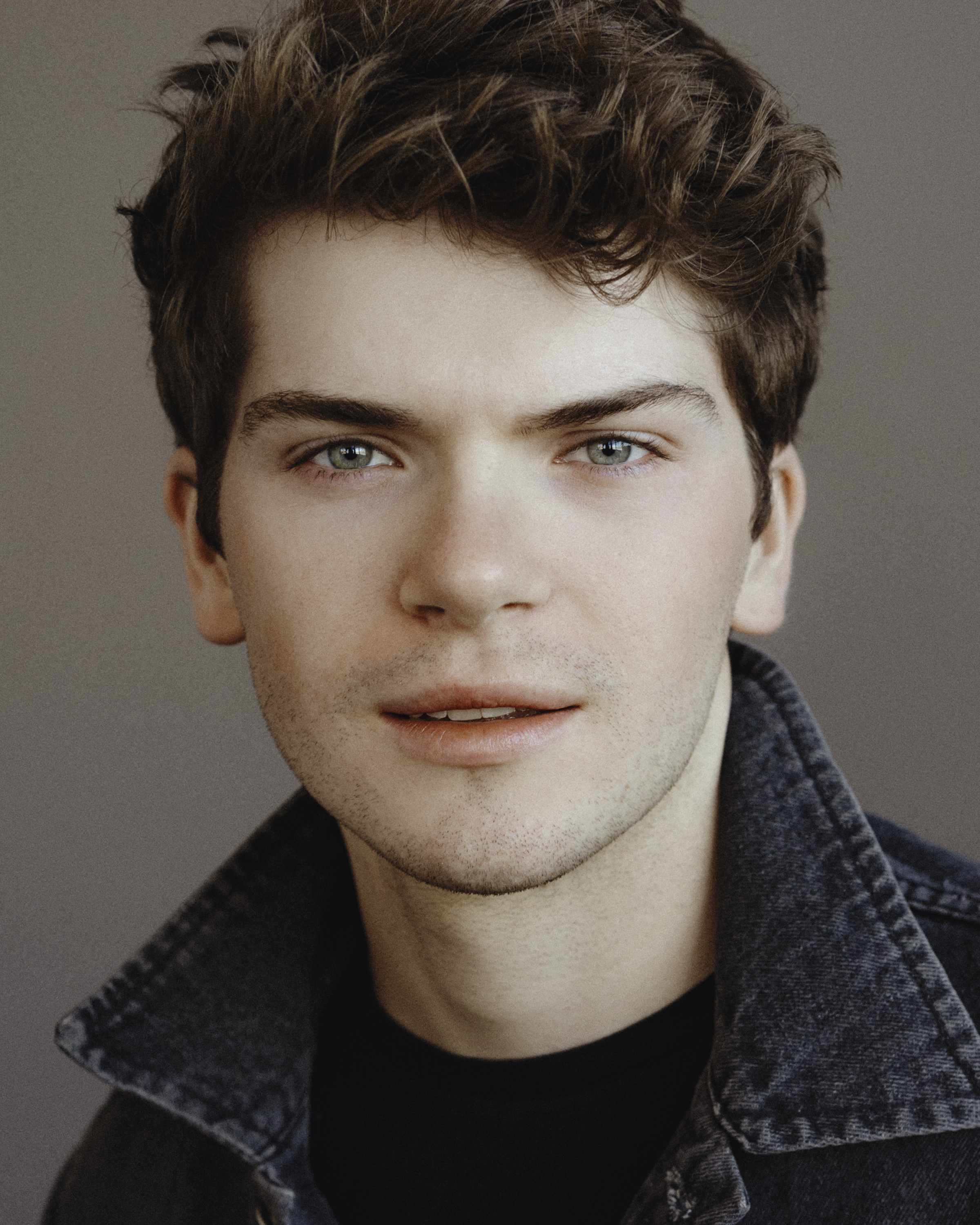 actor Colton Ryan large photo