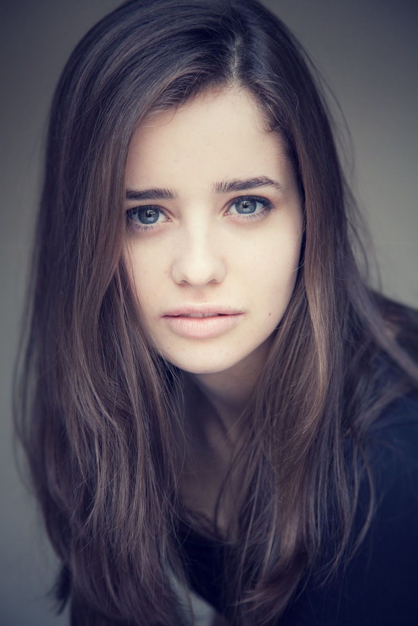 actor Holly Earl large photo
